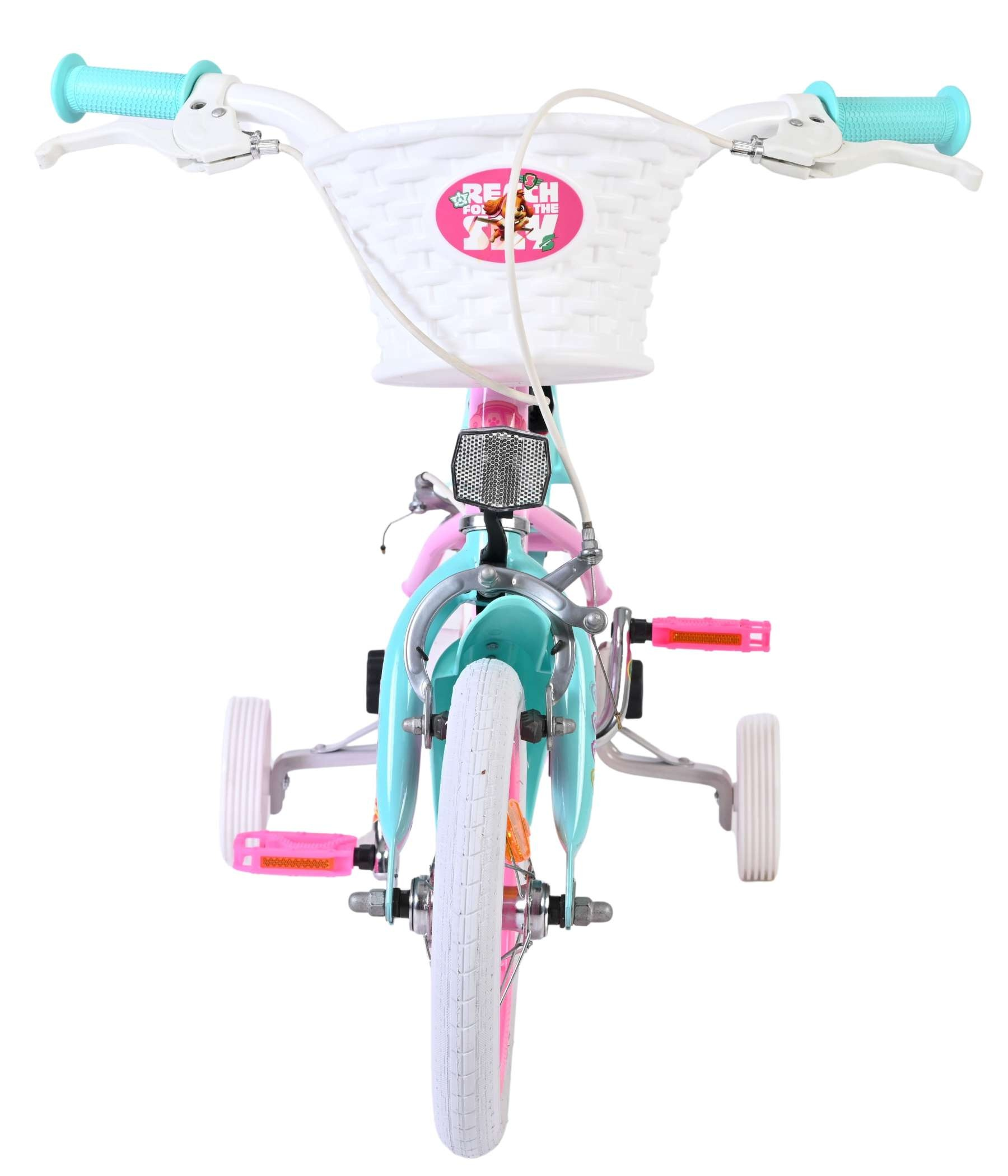 Ein pinkes und blaues Kinderfahrrad mit Stützrädern und einem weißen Korb.