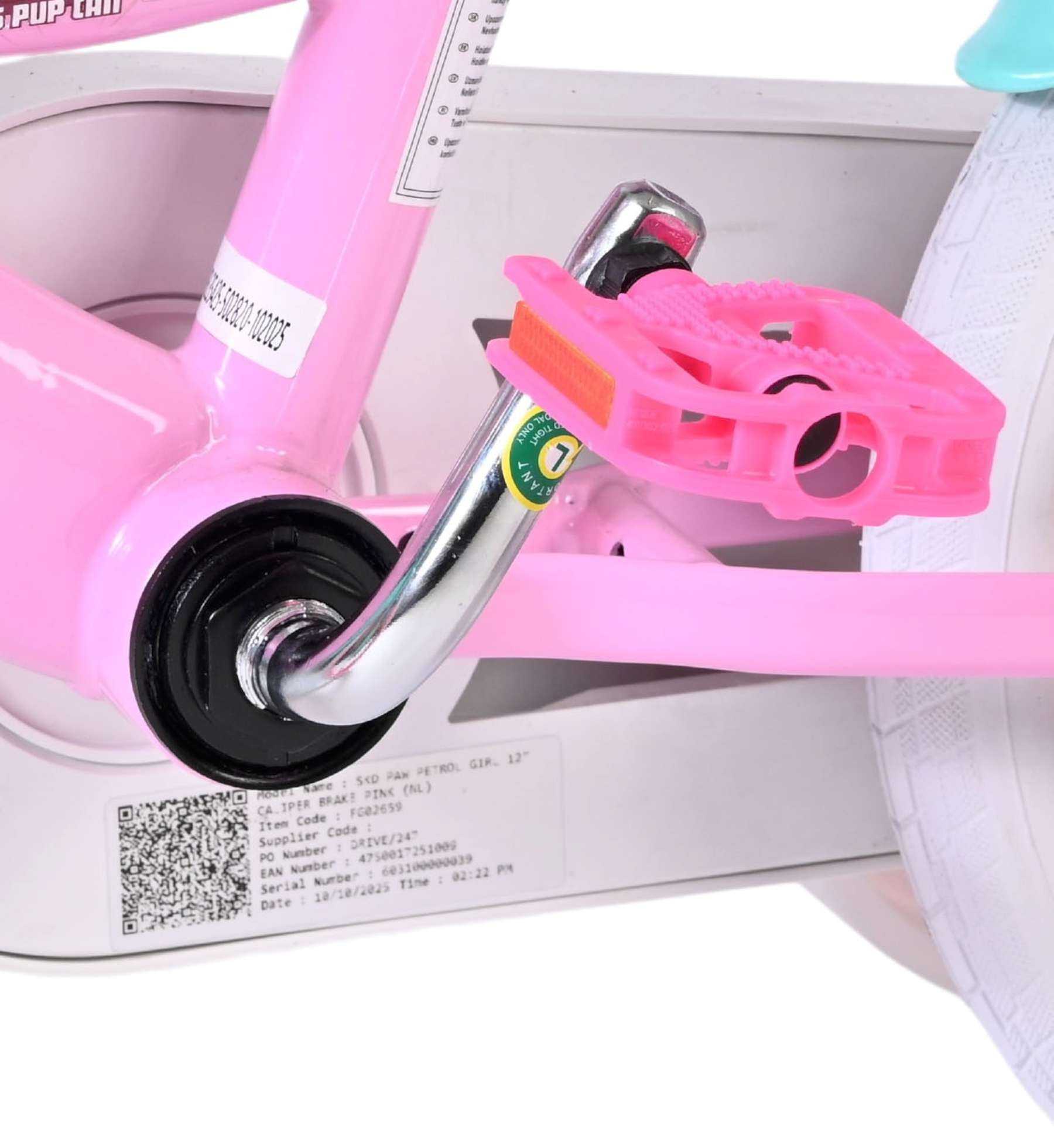Nahaufnahme eines rosa Fahrradrahmens mit einem pinken Pedal und einem weißen Reifen.