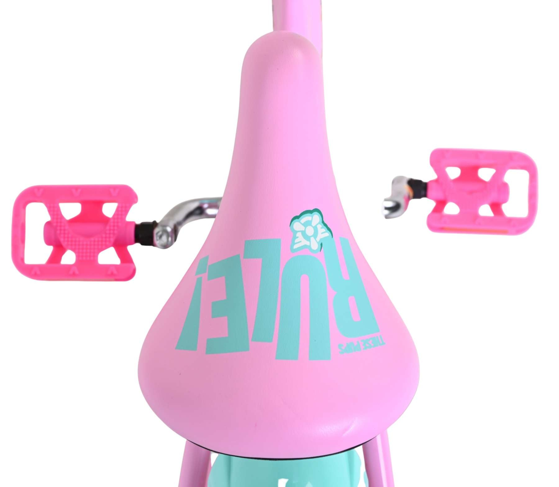 Ein rosa Fahrradsattel mit der Aufschrift "RULE!" und zwei pinken Pedalen.