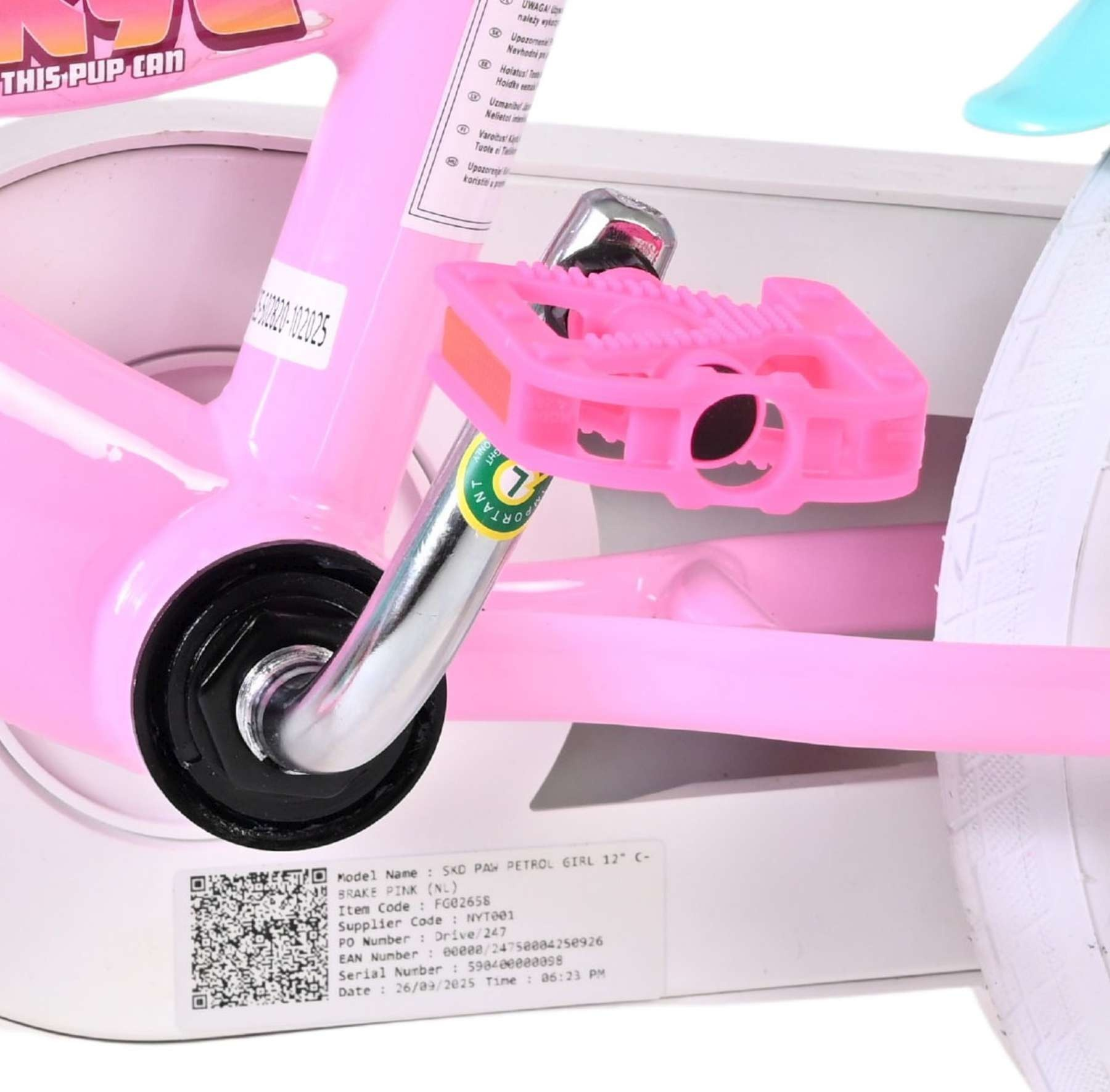 Nahaufnahme eines rosa Kinderfahrrads mit Pedalen und Aufkleber.