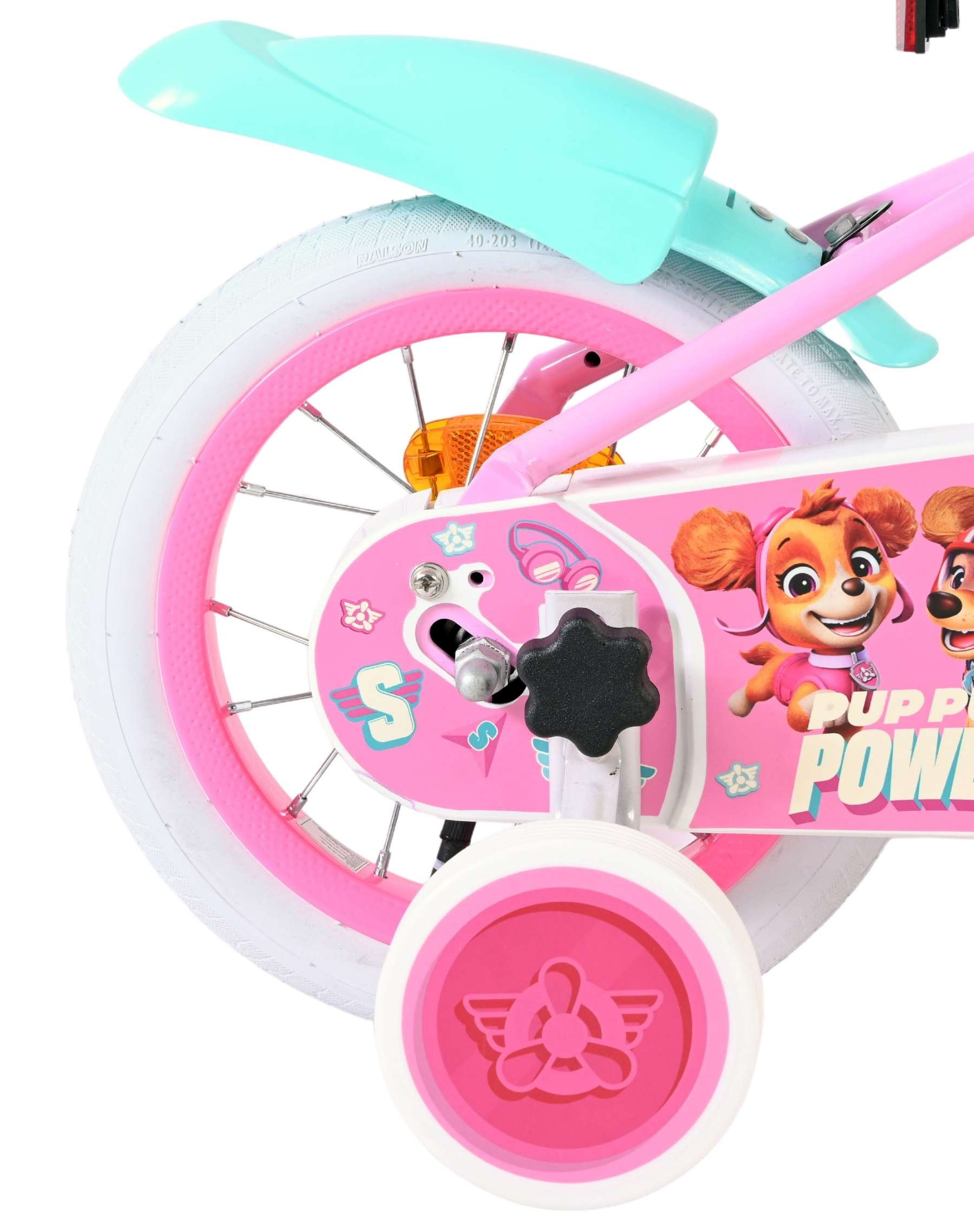 Ein pinkes Kinderfahrrad mit Paw Patrol-Motiv, Stützrädern und türkisfarbenem Schutzblech.