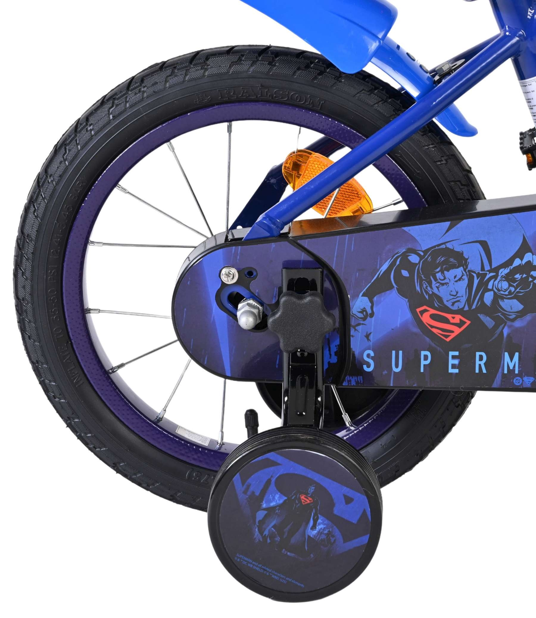 Blauer Kinderfahrrad-Rahmen mit Superman-Aufkleber, Stützrad und Speichen.