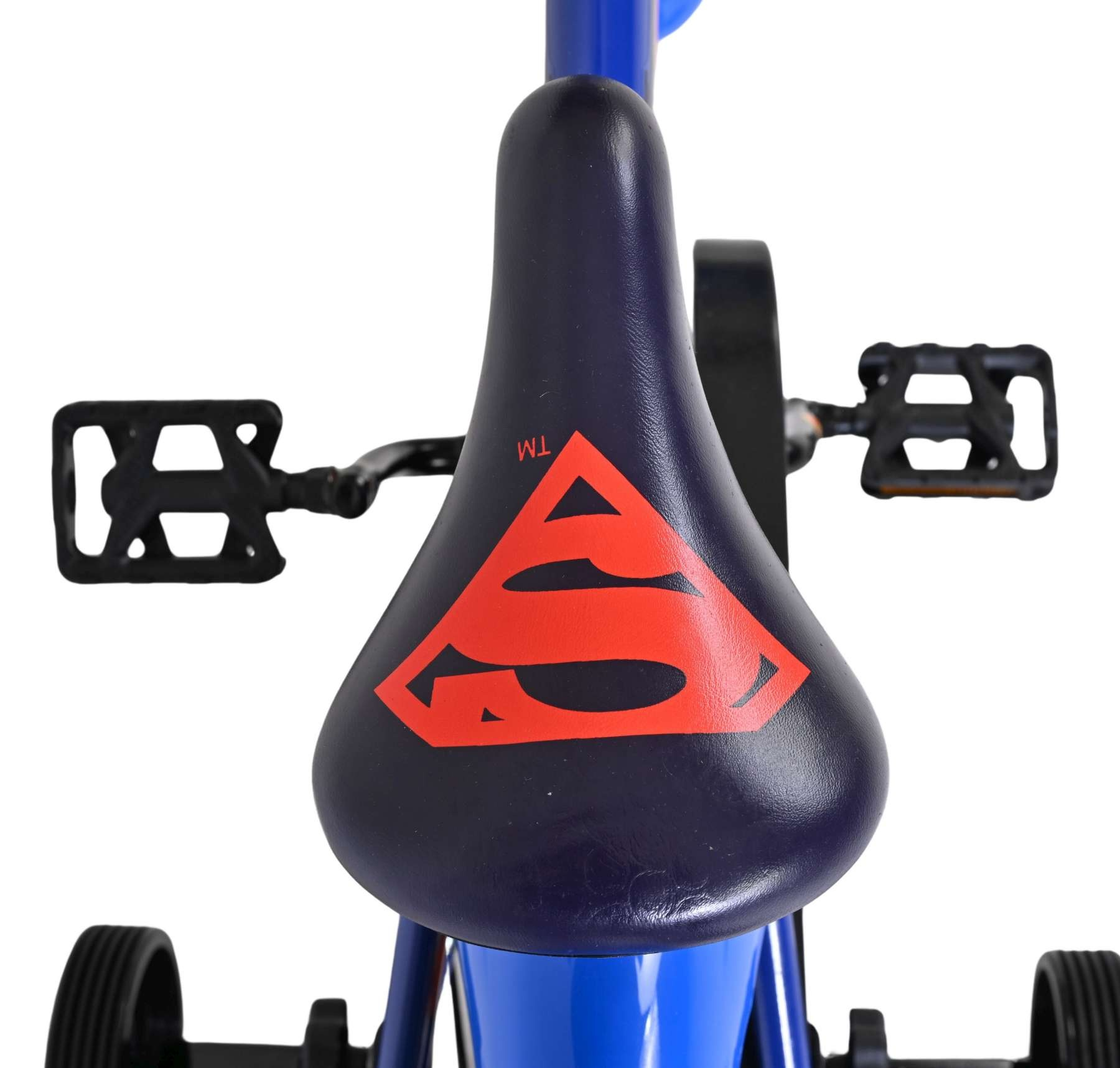 Ein blaues Kinderfahrrad mit einem dunkelblauen Sitz und dem roten Superman-Logo.