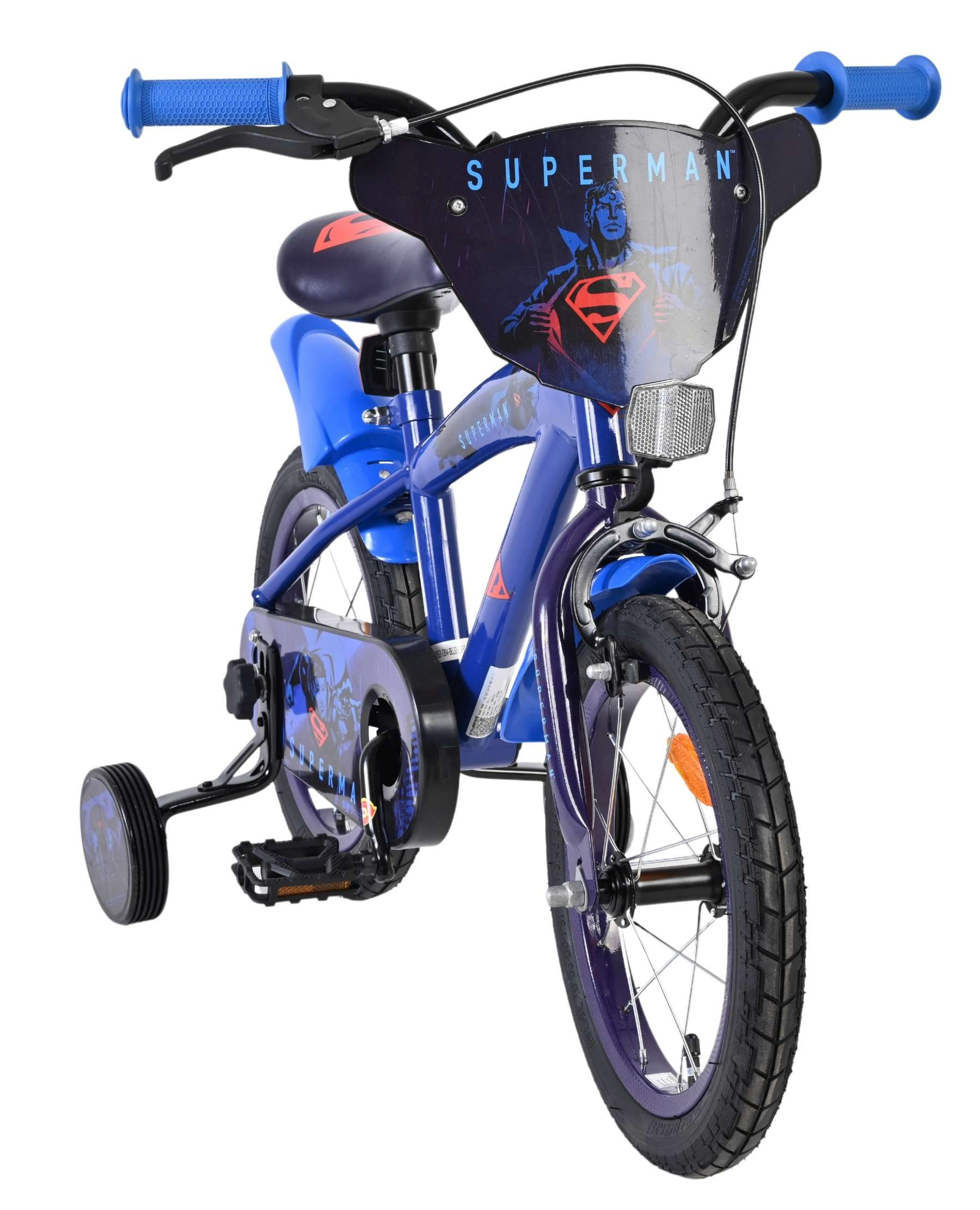 Ein blaues Superman-Fahrrad mit Stützrädern und Superman-Grafik.