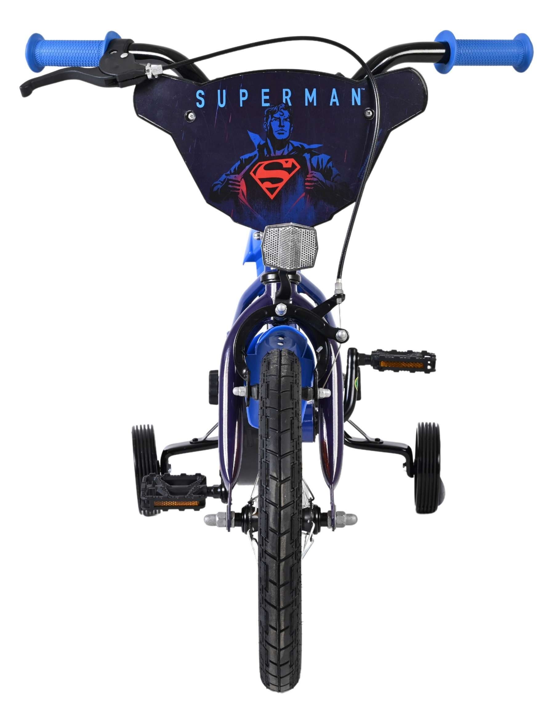 Blaues Fahrrad mit Superman-Motiv, Vorderansicht, mit Stützrädern.