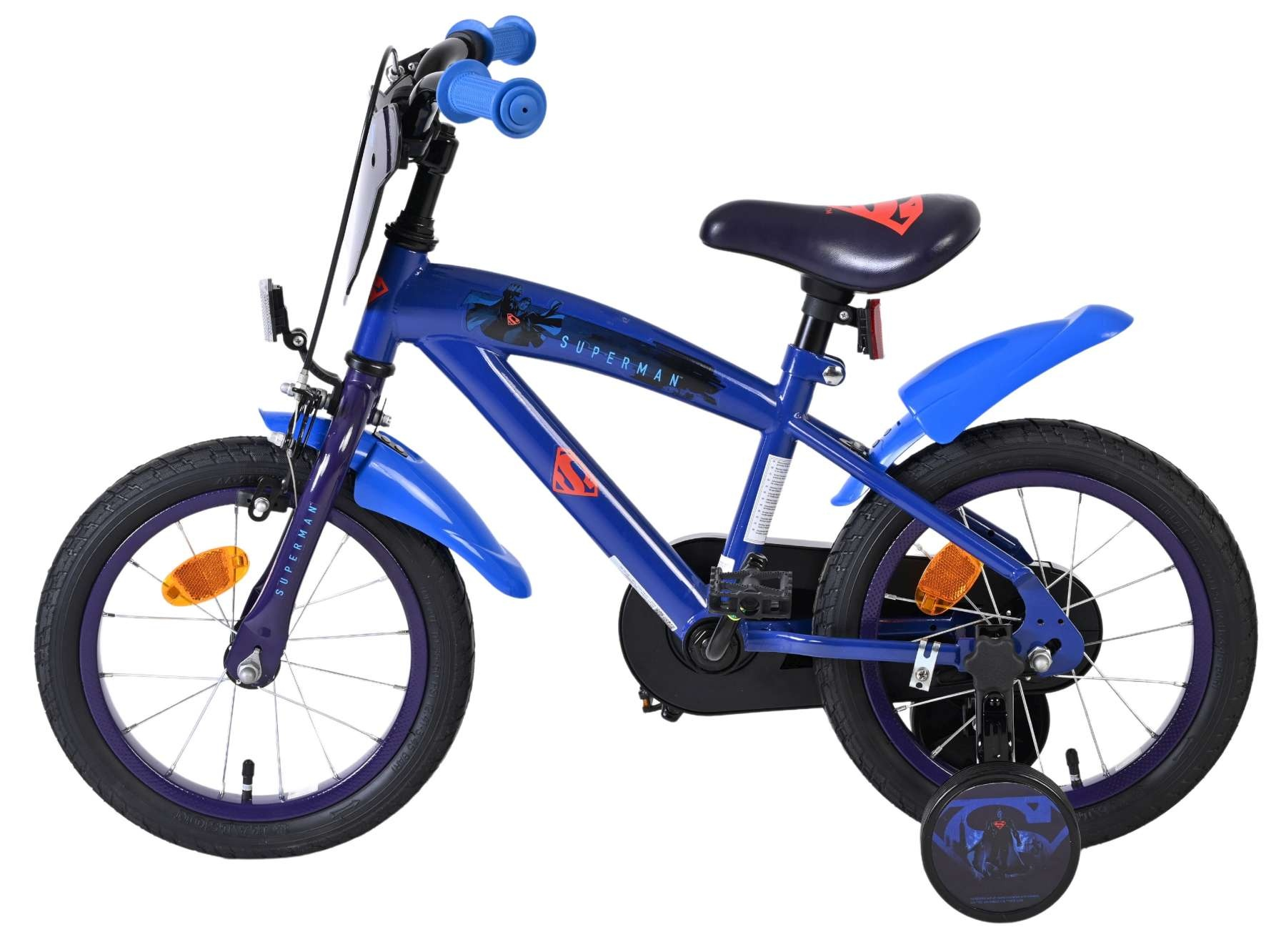 Ein blaues Kinderfahrrad mit Superman-Motiven und Stützrädern.