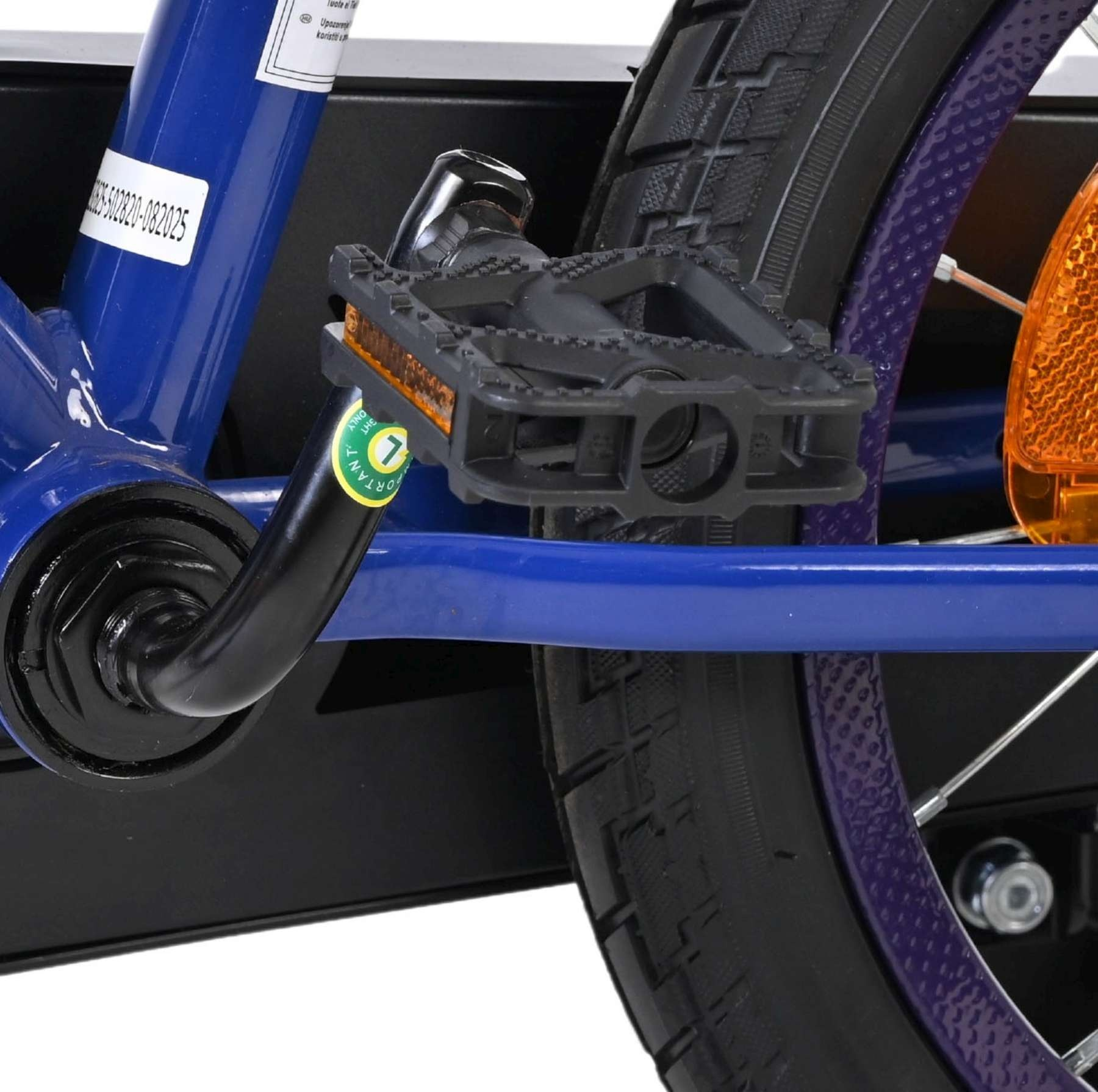Nahaufnahme eines blauen Fahrradrahmens mit schwarzem Pedal und Reifen.