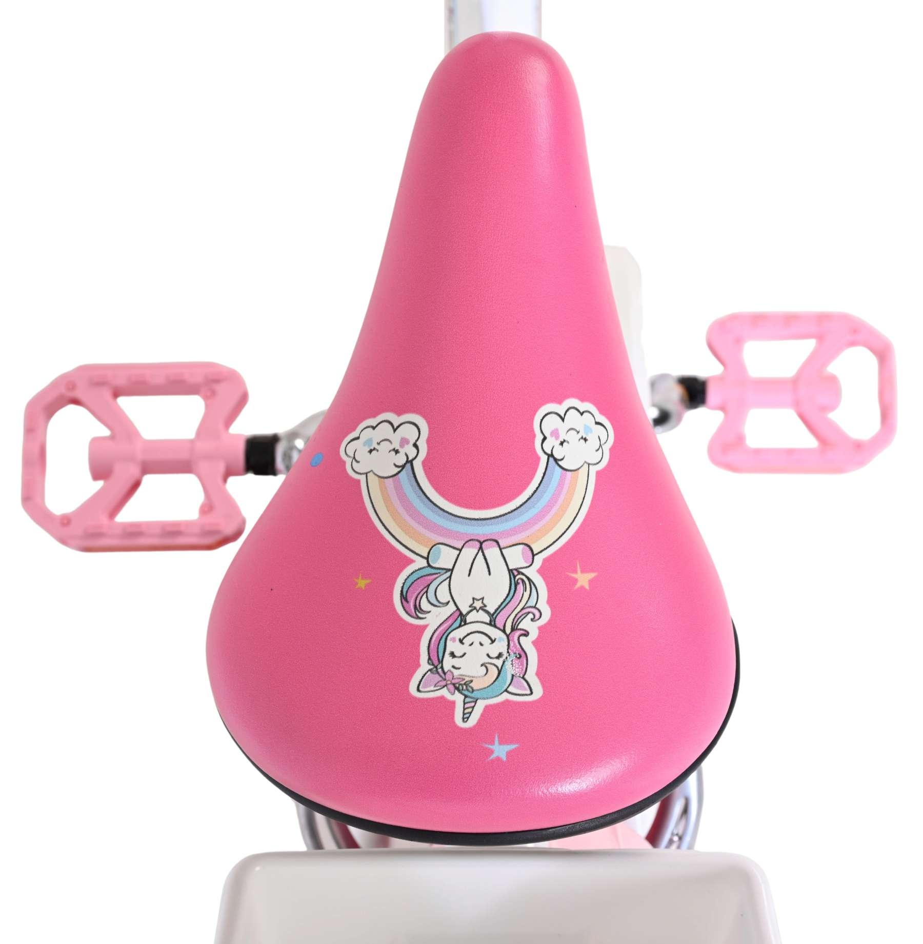 Ein pinker Fahrradsattel mit Einhorn- und Regenbogenaufkleber. Zwei pinke Pedale sind sichtbar.