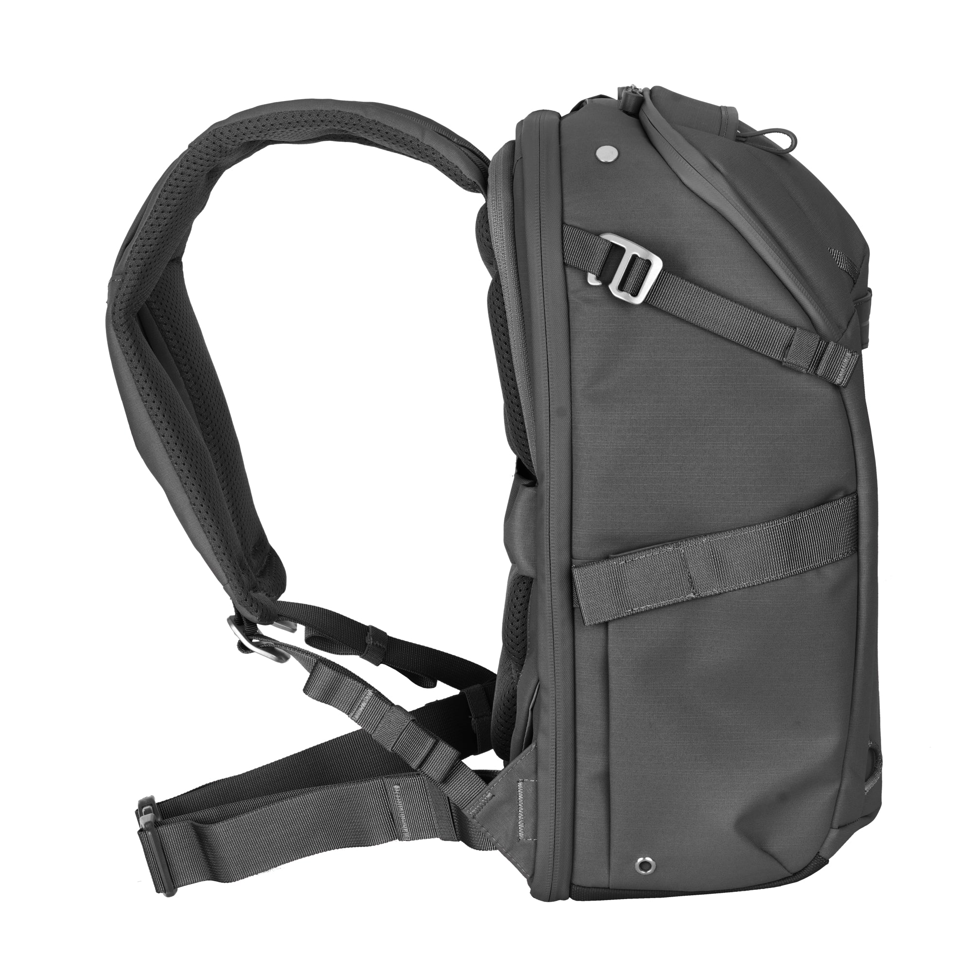 Ein grauer Rucksack mit gepolsterten Trägern und Schnallen, von der Seite gezeigt.