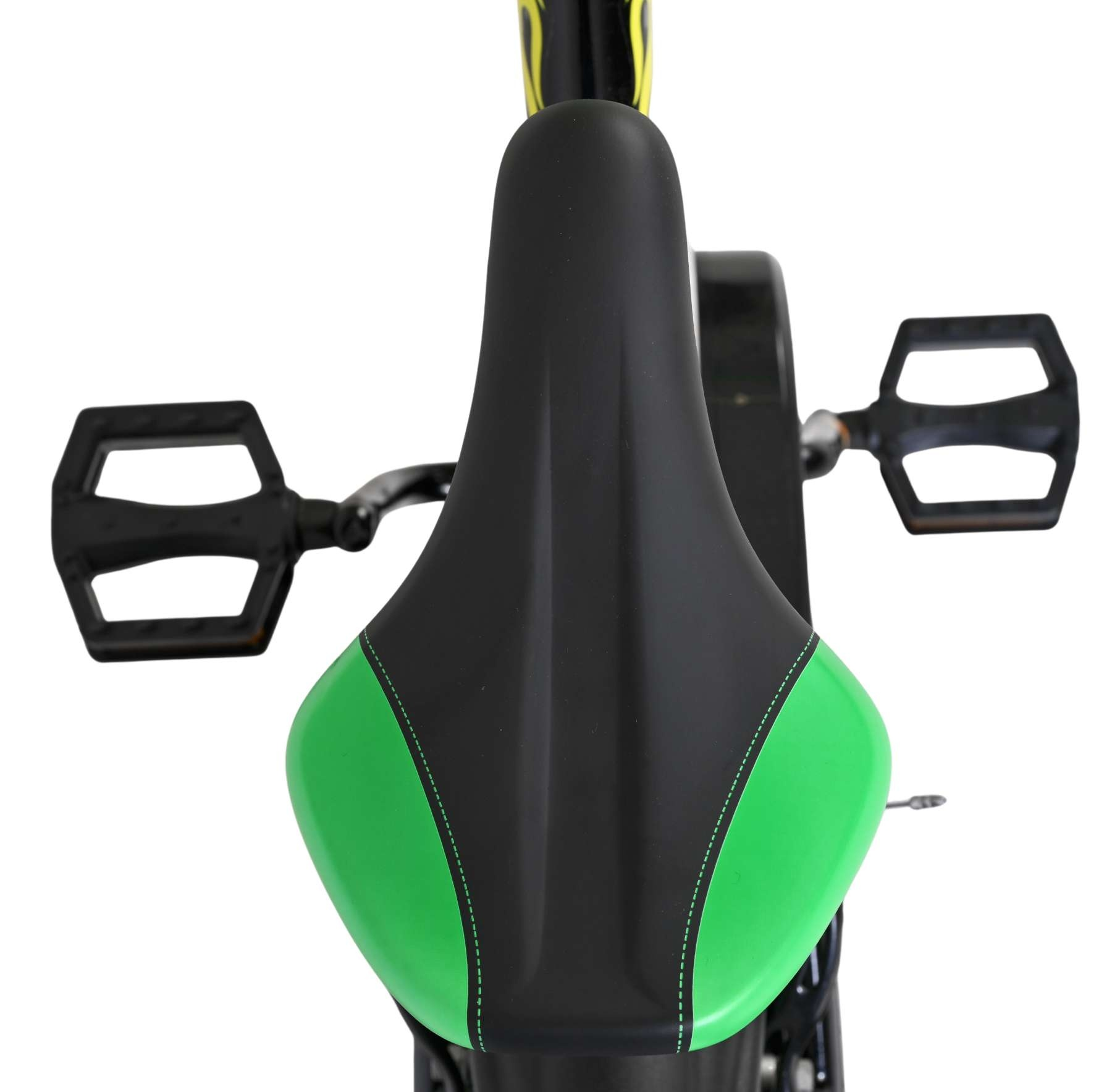 Schwarzer Fahrradsattel mit grünen Seiten und schwarzen Pedalen.
