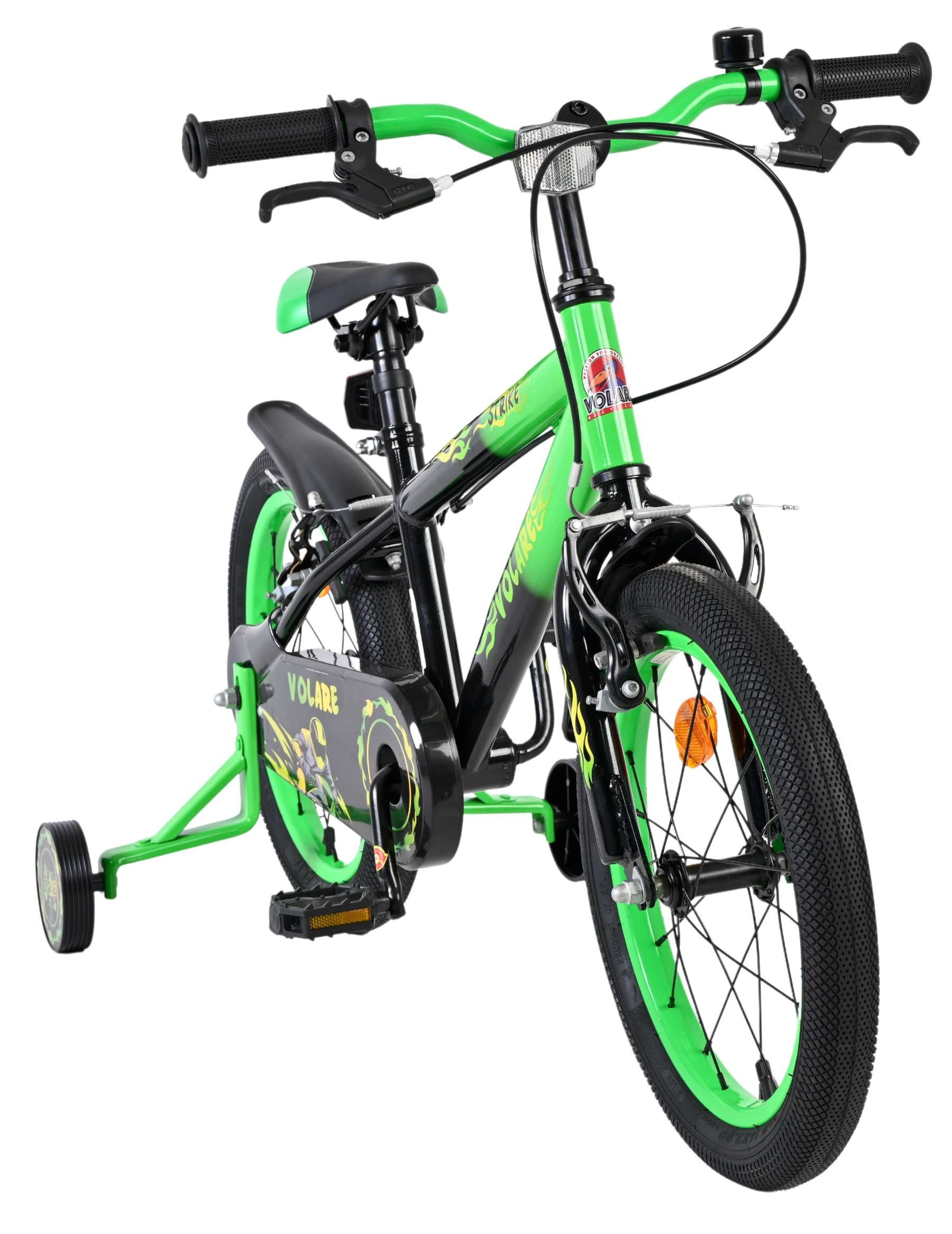 Ein grünes Kinderfahrrad mit Stützrädern, schwarzen Reifen und Flammen-Aufklebern.