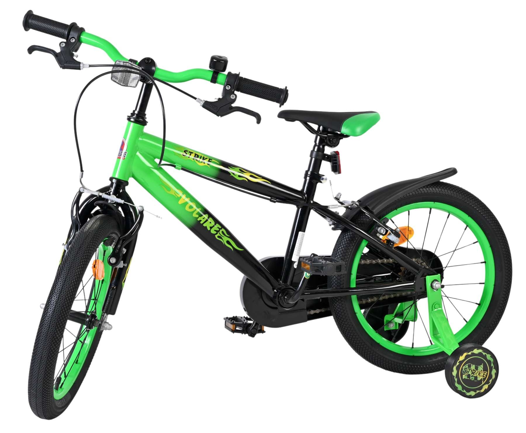 Ein grünes und schwarzes Kinderfahrrad mit Stützrädern, auf weißem Hintergrund.