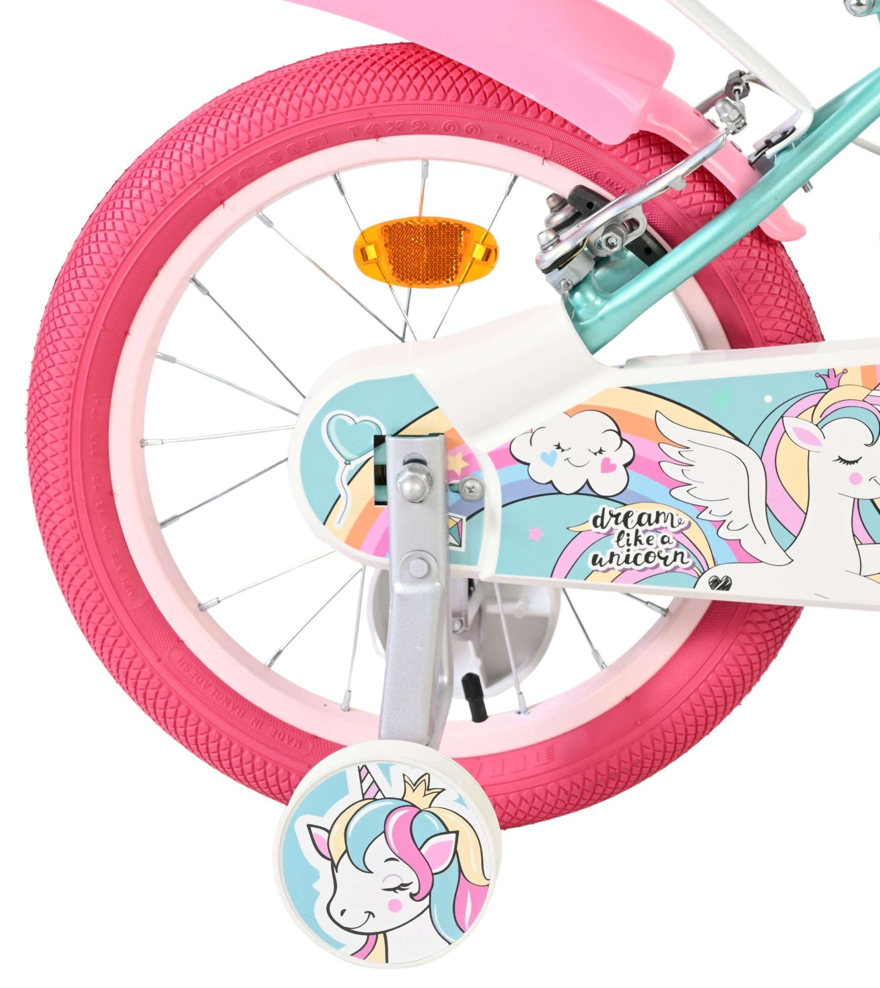 Ein Fahrrad mit rosa Reifen und Einhorn-Aufkleber. Stützräder sind sichtbar.