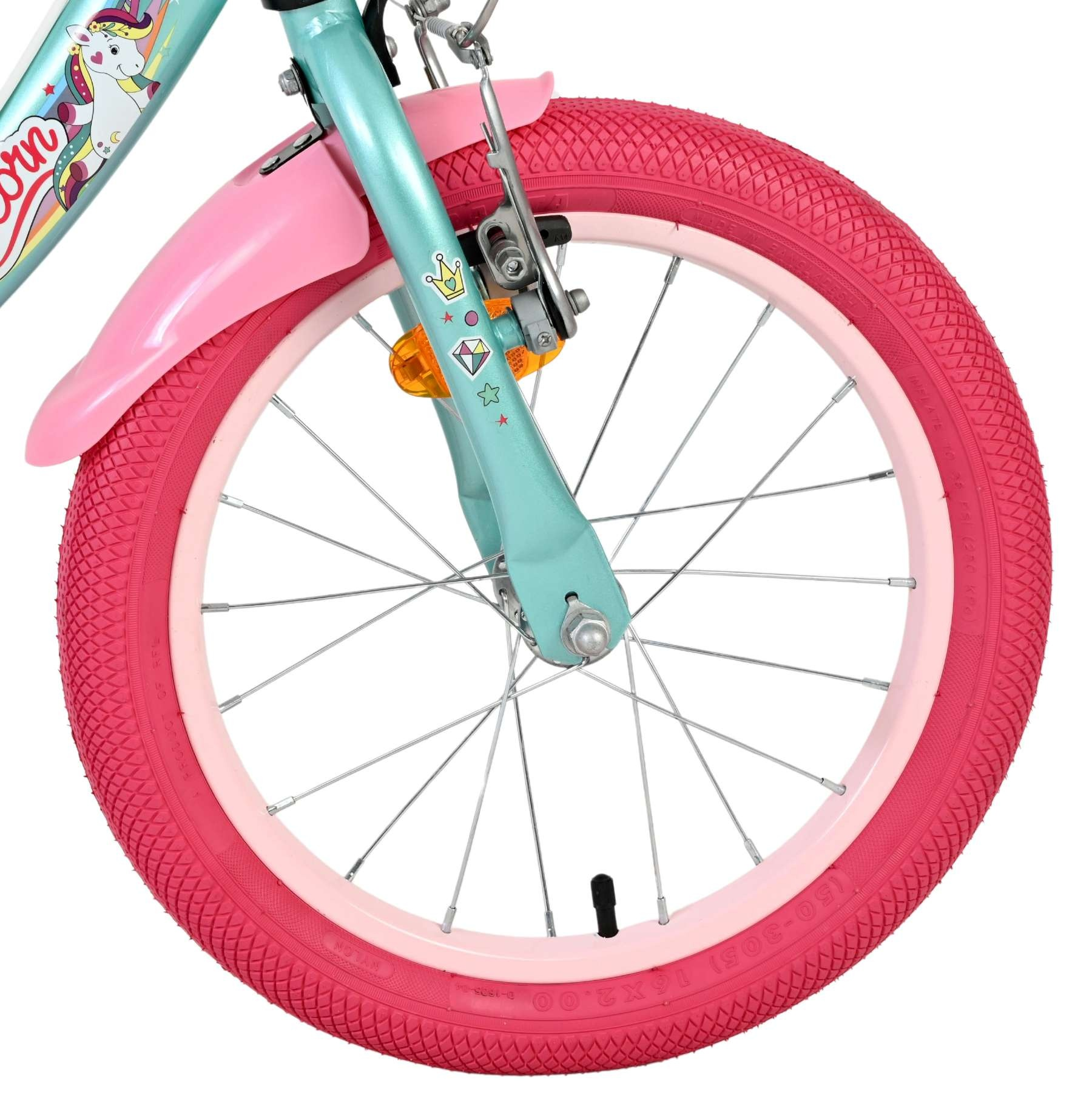 Ein türkisfarbenes Fahrrad mit pinkem Schutzblech und pinkem Reifen.
