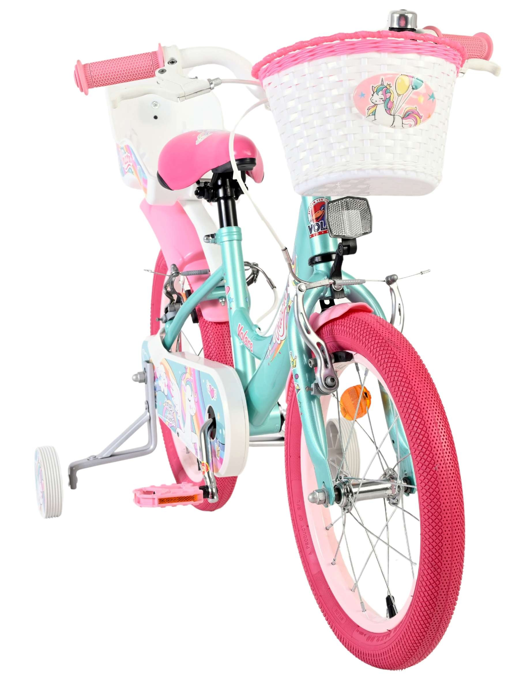 Ein türkisfarbenes Kinderfahrrad mit rosa Reifen, Lenker, Sattel und Korb mit Einhorn-Motiv.
