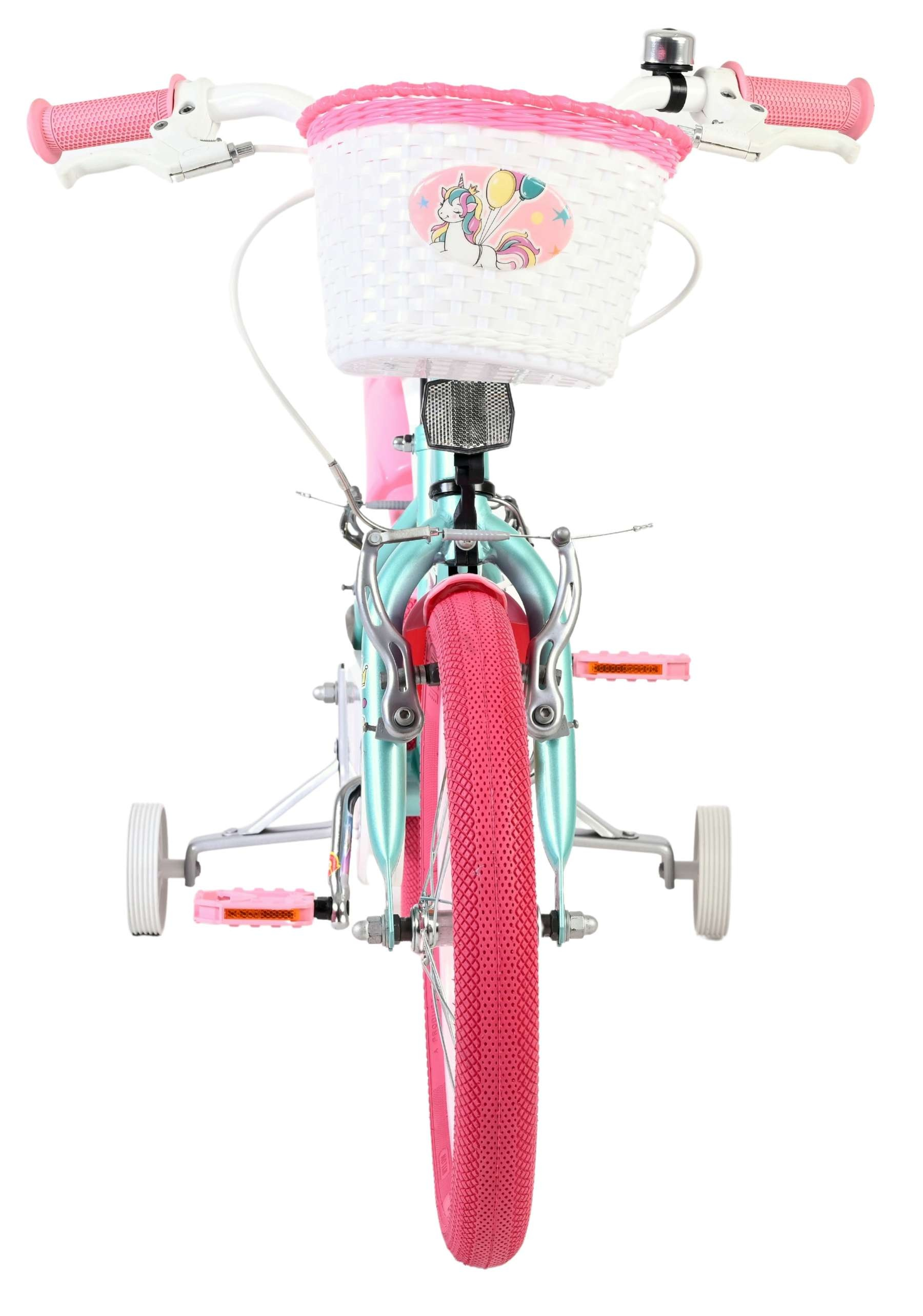 Ein hellblaues Kinderfahrrad mit rosa Griffen, Korb und Reifen.