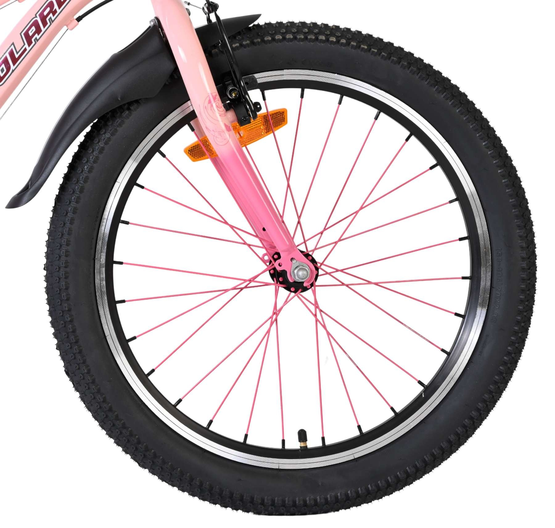 Nahaufnahme eines rosa Fahrradrads mit schwarzem Reifen, Speichen und Schutzblech.