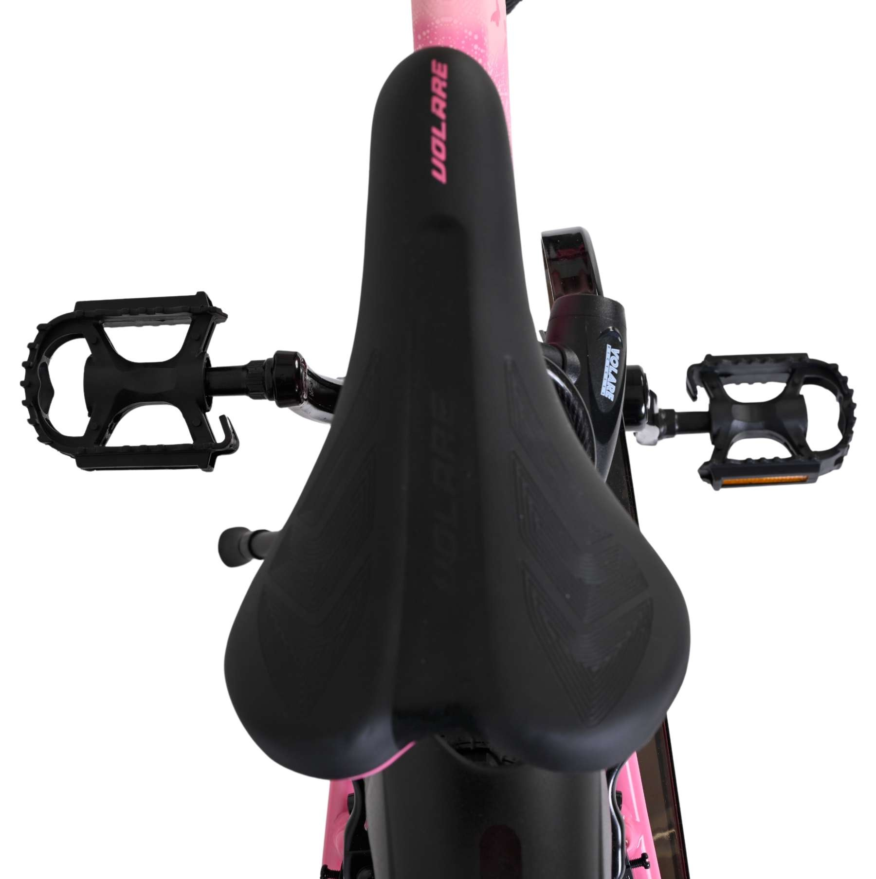Nahaufnahme einer rosa Fahrraddirection mit schwarzem Sattel und Pedalen.