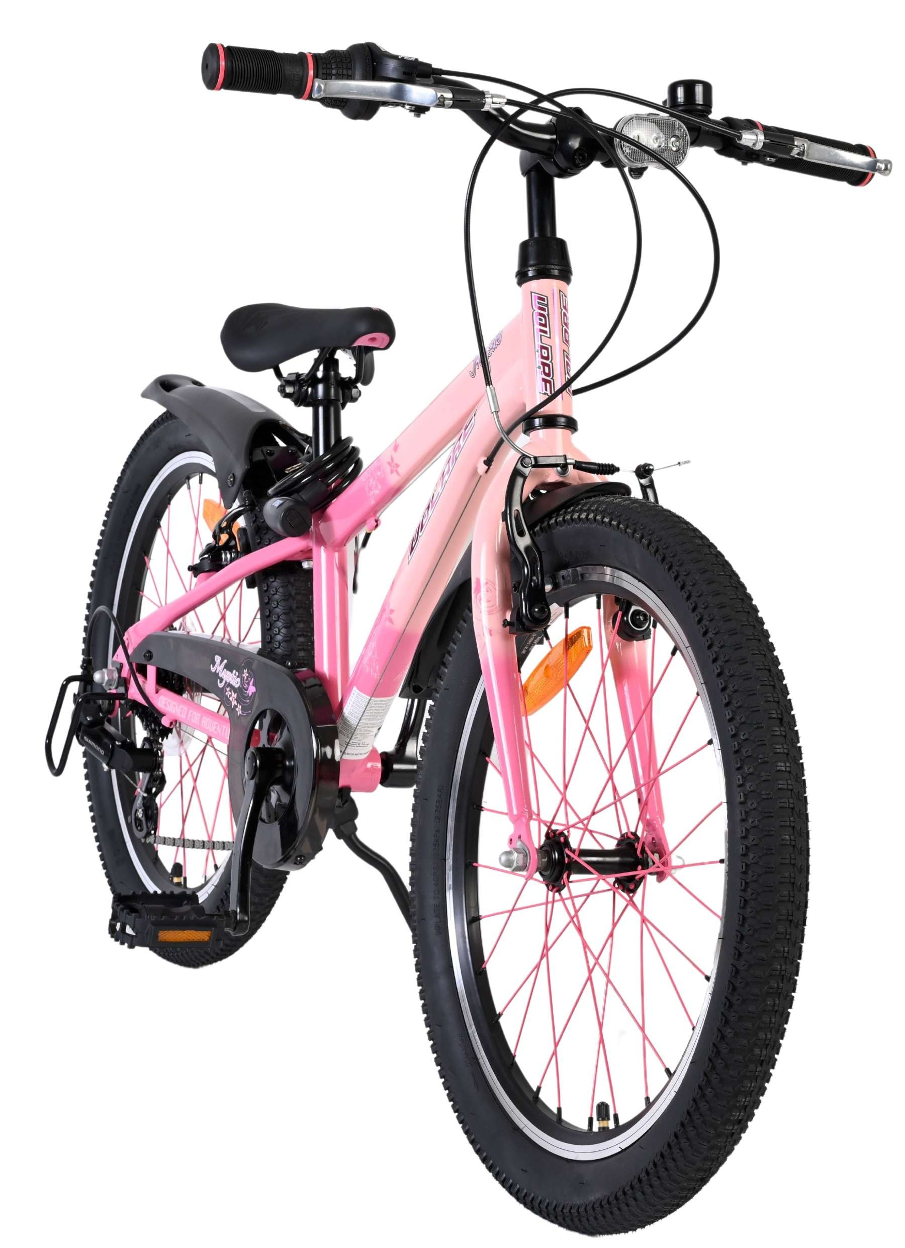 Ein rosafarbenes Mädchenfahrrad mit schwarzen Reifen und rosa Speichen.