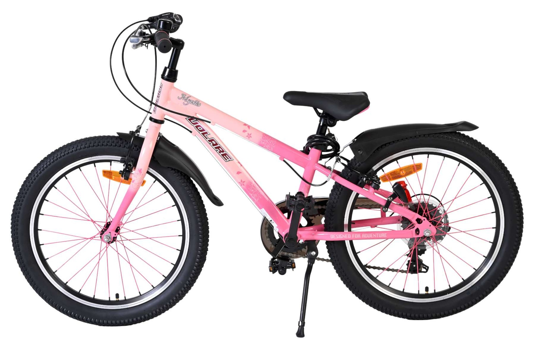 Ein rosafarbenes Mädchenfahrrad mit schwarzen Reifen und Schutzblechen.