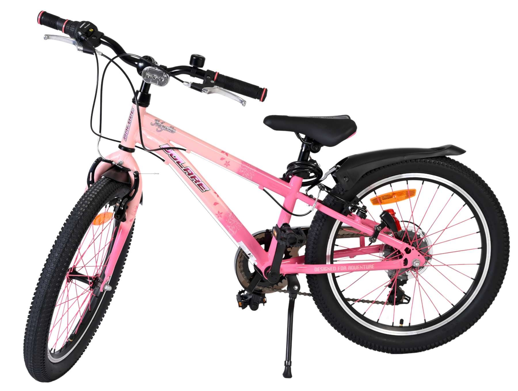 Ein pinkes Mädchenfahrrad mit schwarzen Reifen und Felgen, weißer Hintergrund.