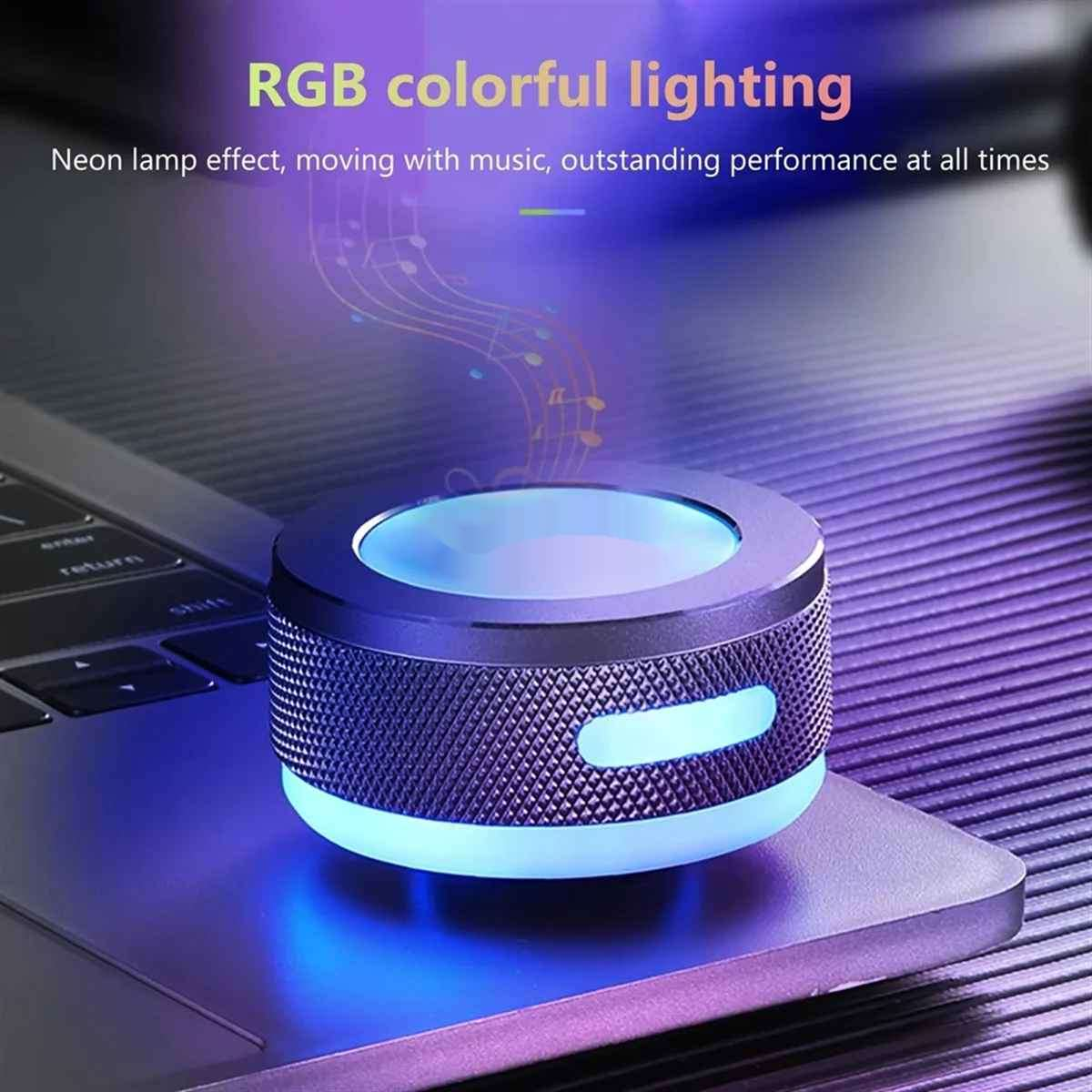 Ein runder Lautsprecher mit RGB-Beleuchtung auf einem Laptop.