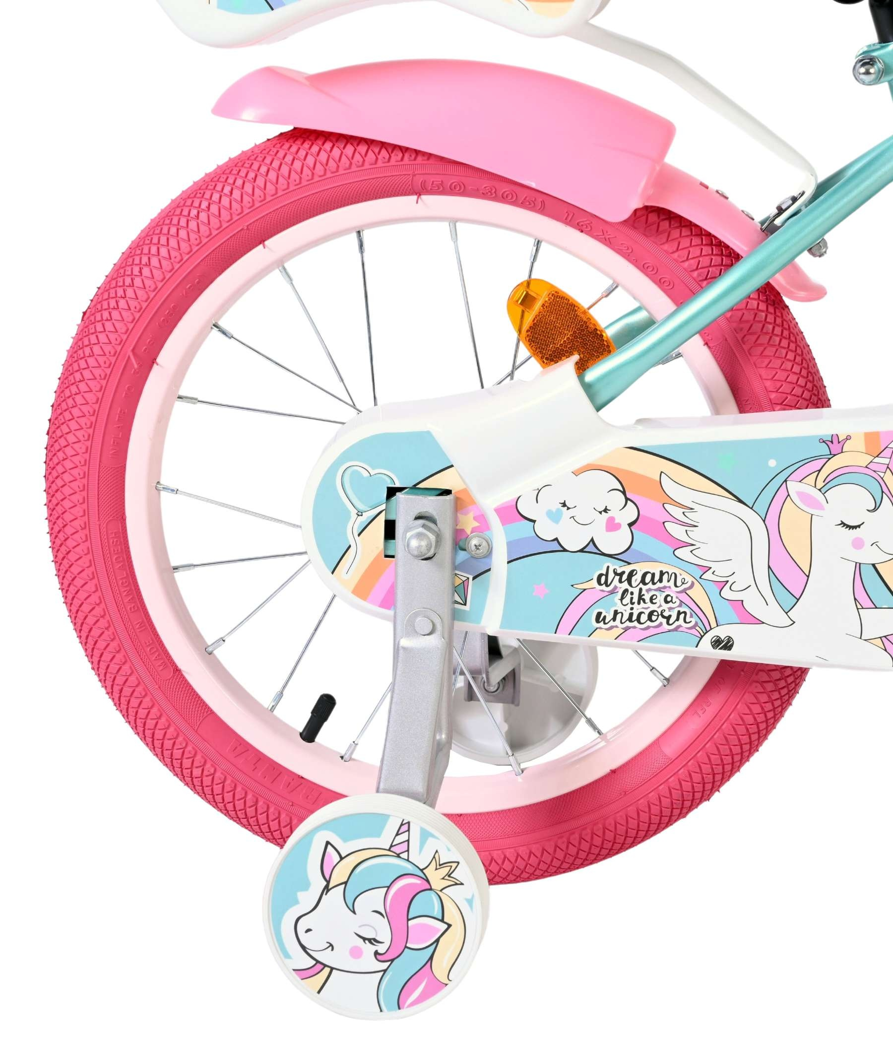 Ein pinkes Fahrrad mit Einhorn-Aufdruck, Stützrädern und Regenbogen.