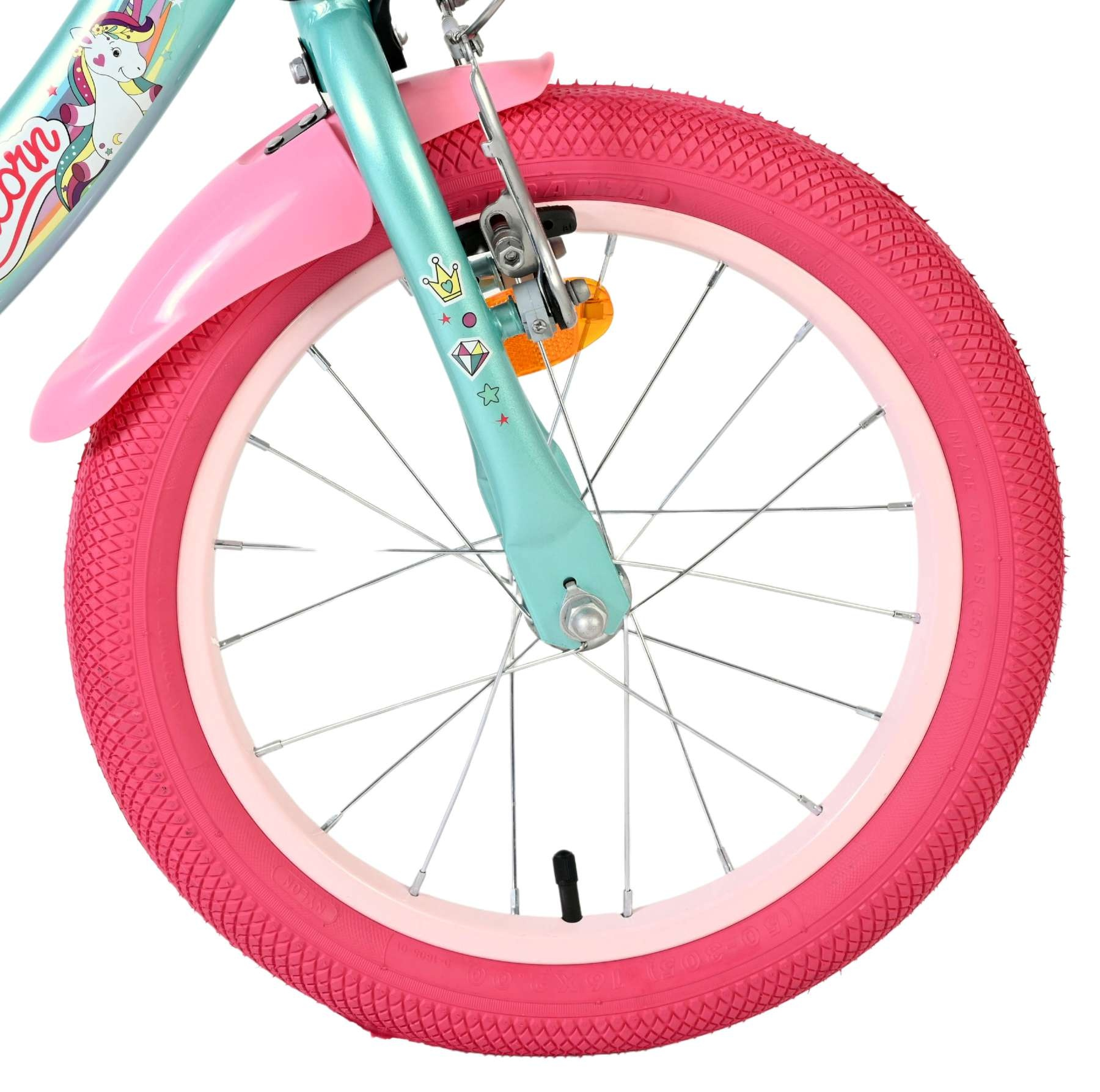 Türkisblaues Kinderfahrrad mit pinkem Schutzblech und Reifen, Einhorn-Aufkleber.