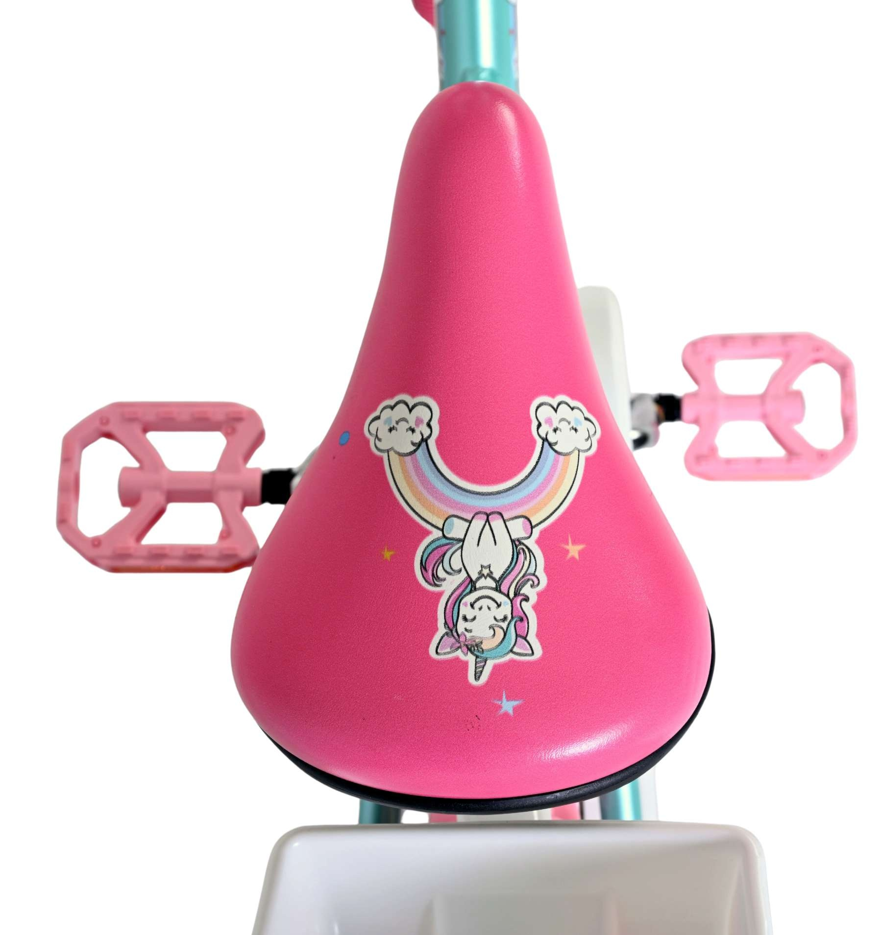 Ein pinker Fahrradsitz mit einem Einhorn auf einem Regenbogen, rosa Pedale.