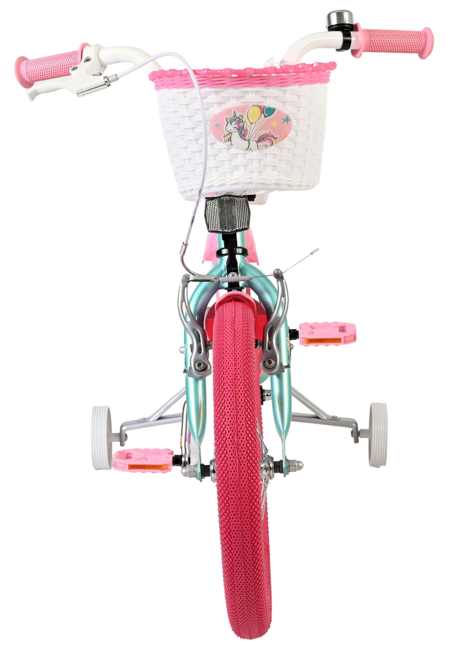 Ein pinkes Kinderfahrrad mit Stützrädern, einem Korb und Einhorn-Aufkleber.