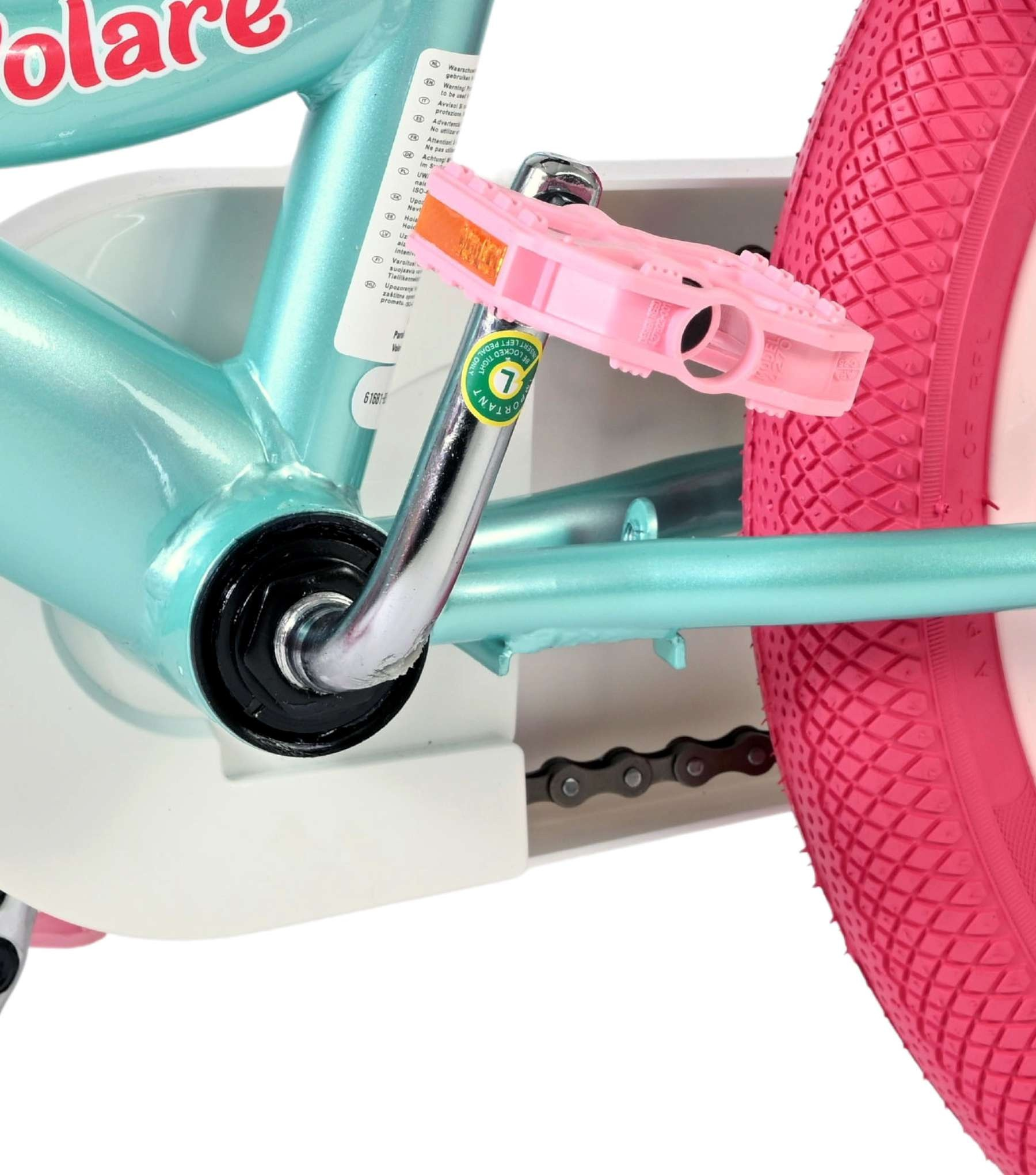 Türkisblauer Fahrradrahmen mit pinkem Pedal, Kette und Rad.