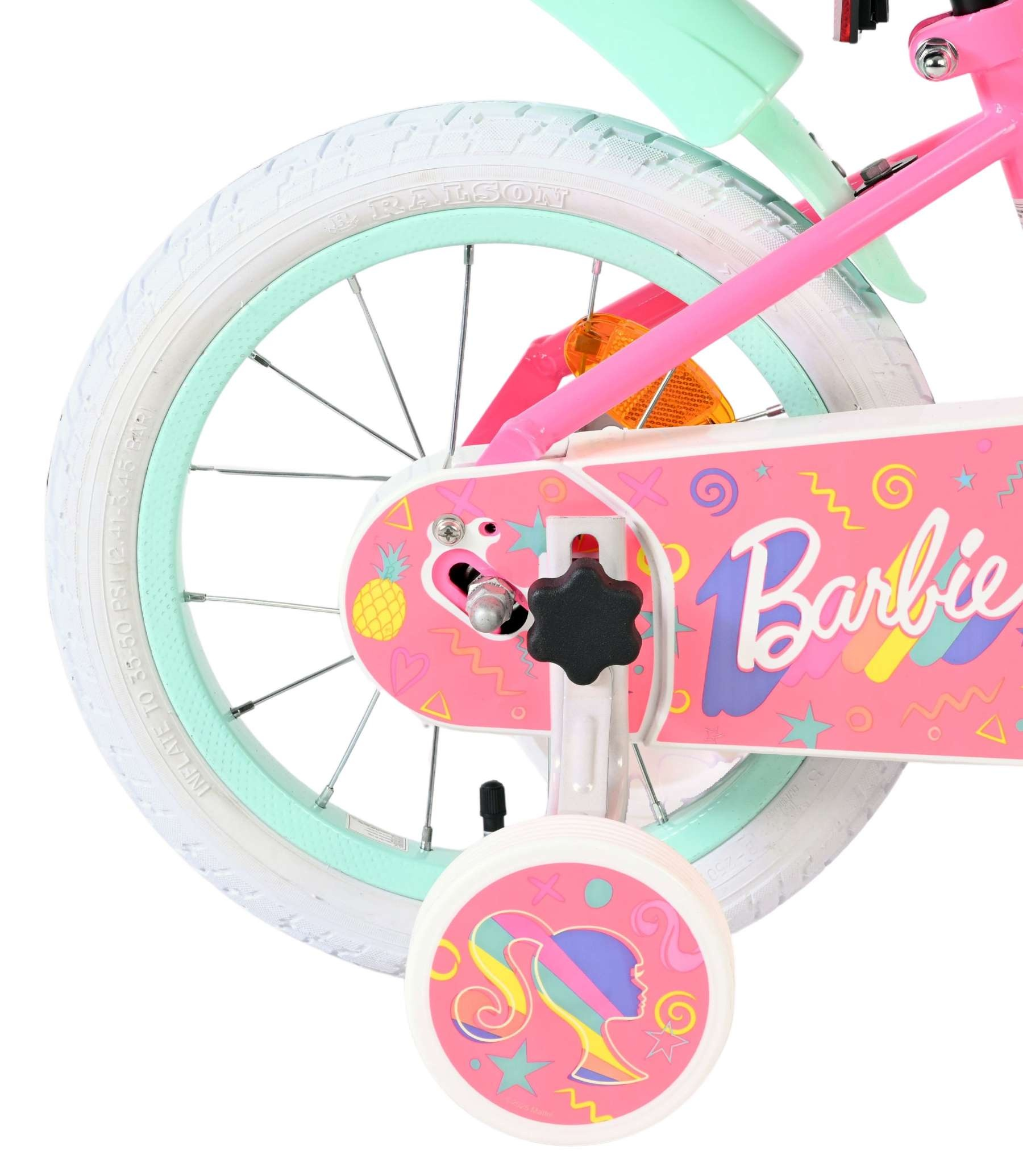 Nahaufnahme eines rosa Barbie-Fahrrads mit Stützrädern und mintgrünen Felgen.