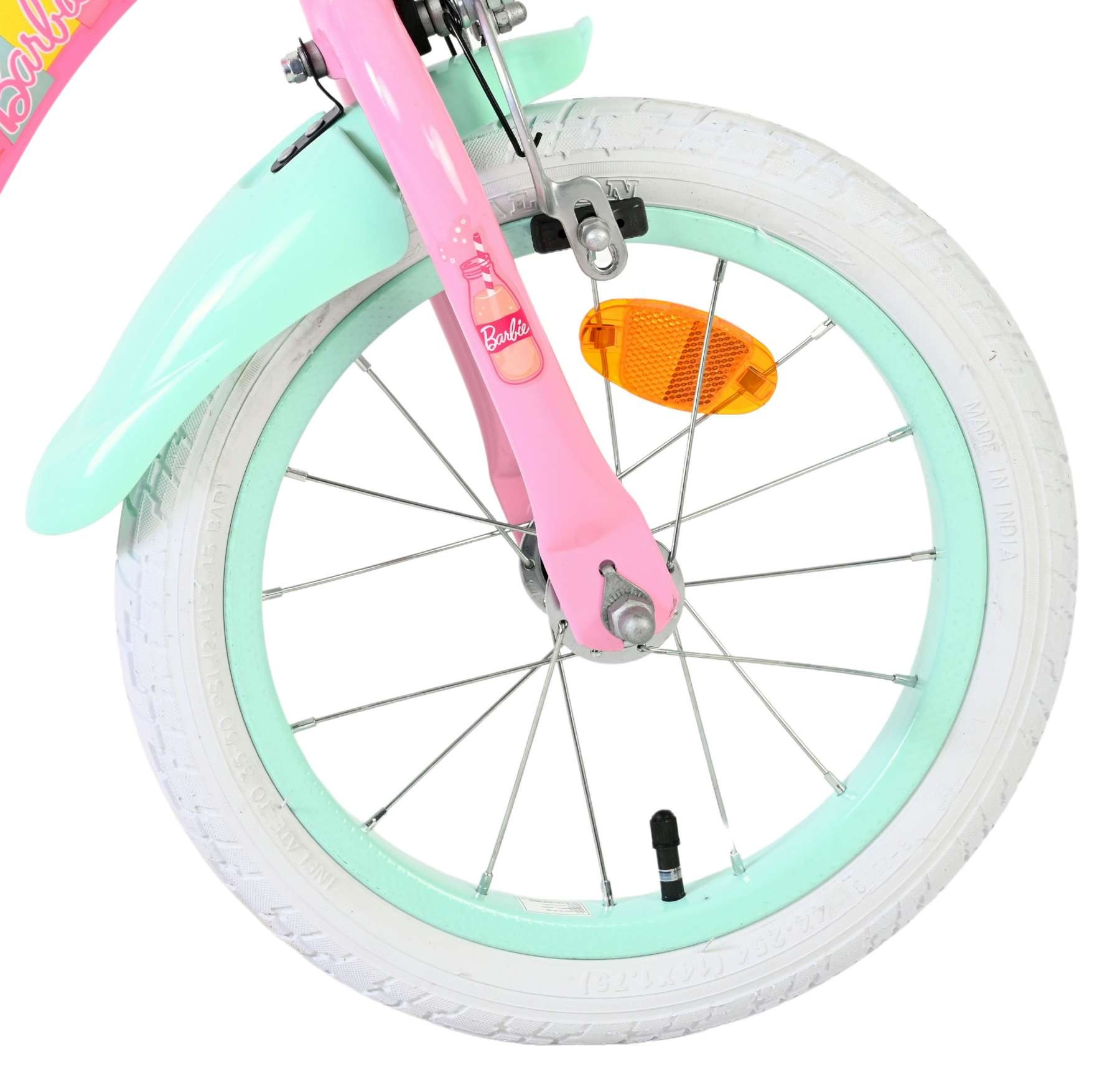 Nahaufnahme eines rosa Barbie-Fahrrads mit mintgrüner Felge und weißem Reifen.