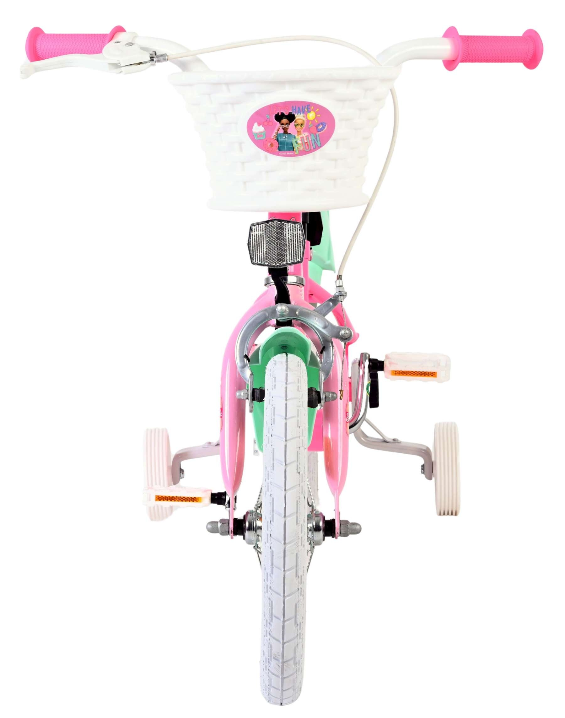 Ein rosafarbenes Kinderfahrrad mit Stützrädern, weißem Korb und rosa Griffen.