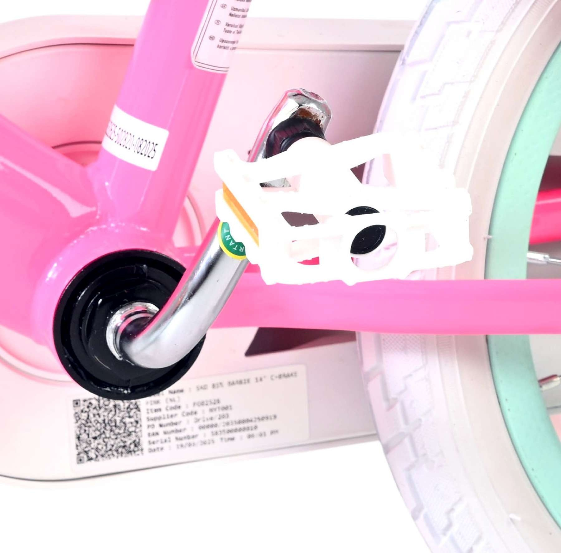 Nahaufnahme eines pinken Kinderfahrrads mit weißem Pedal und Rad.