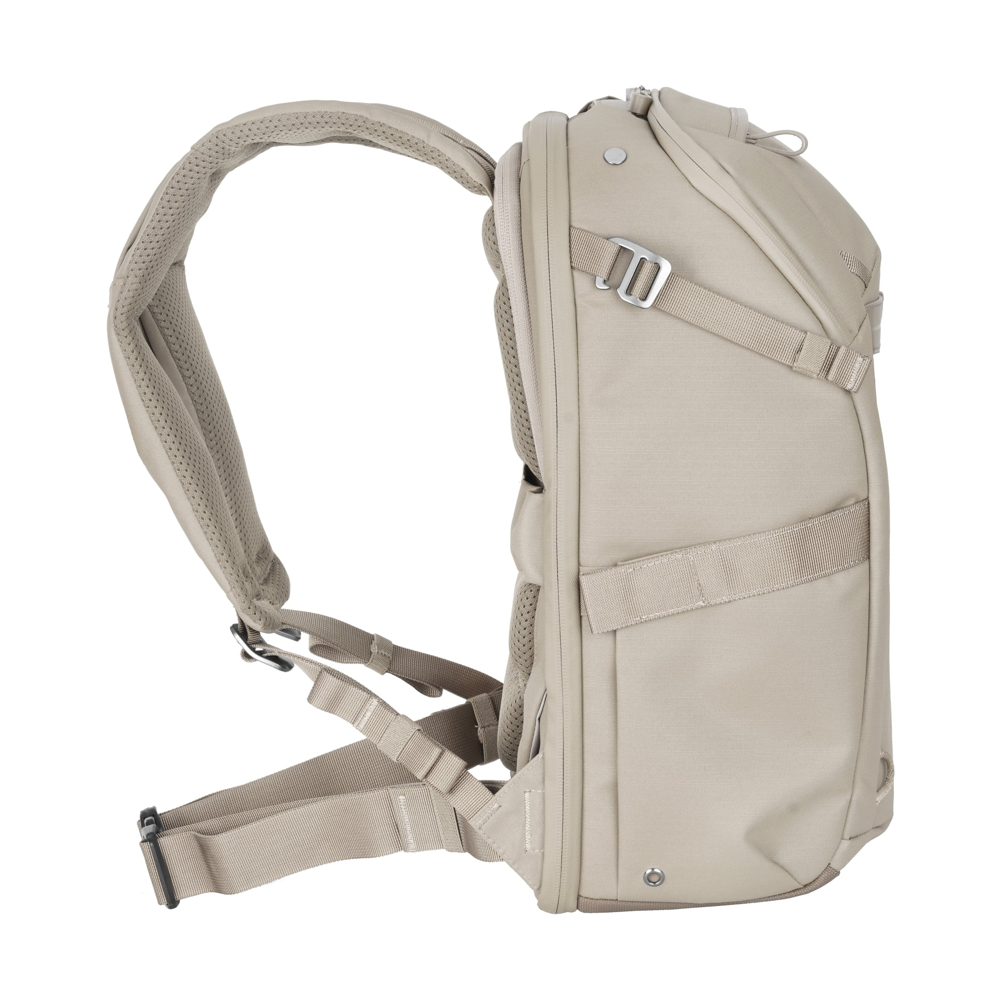 Eine beige Rucksackseite mit gepolsterten Trägern und Schnallen.