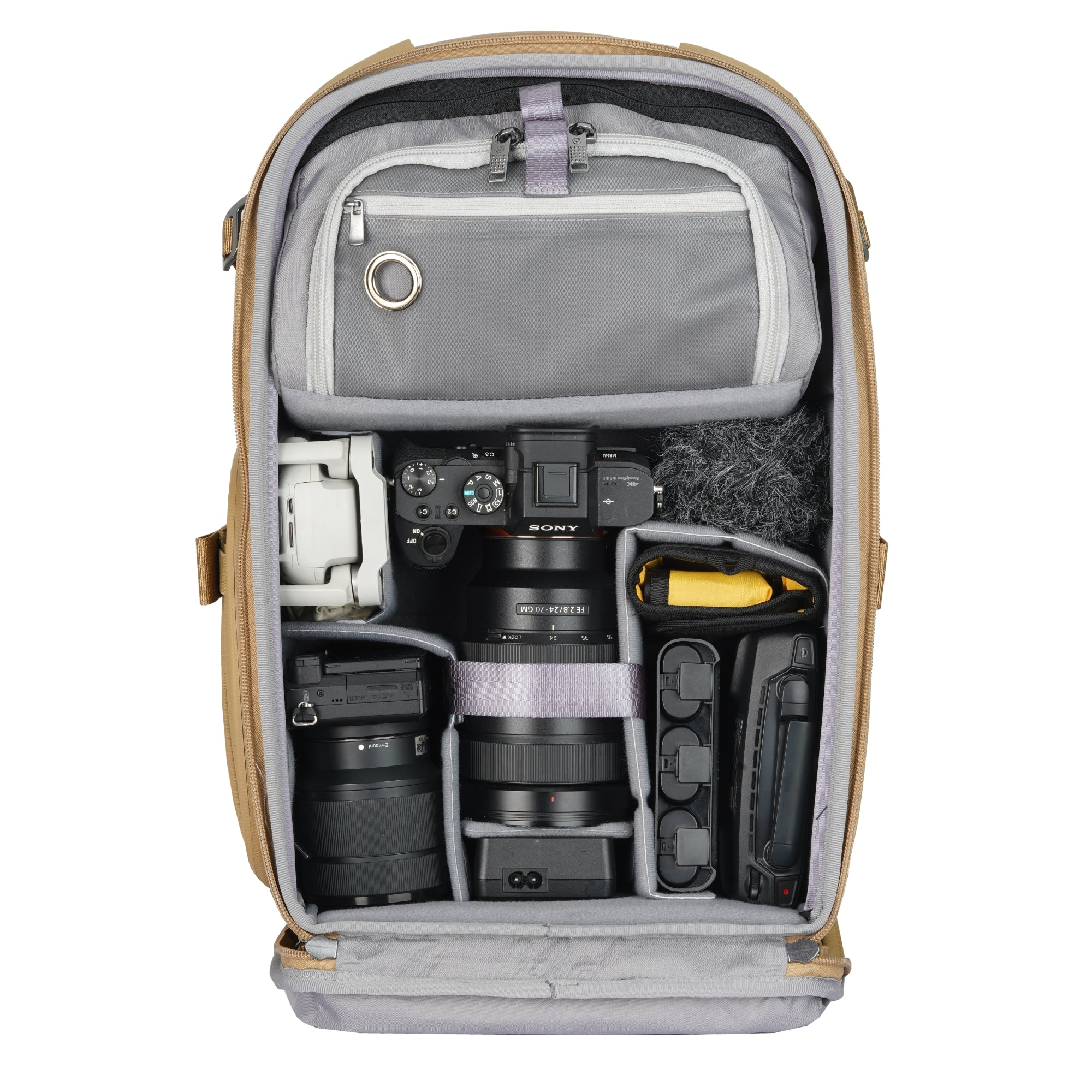 Eine braune Kameratasche mit Sony-Kamera, Objektiven und Drohne.