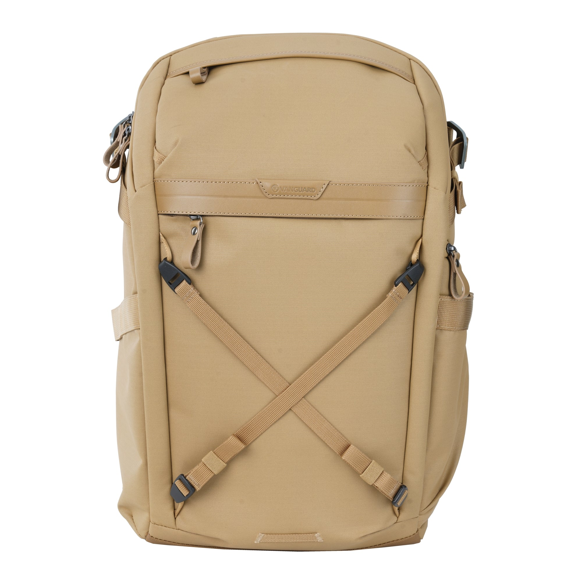 Eine beige Tasche mit schwarzen Schnallen und braunen Riemen.