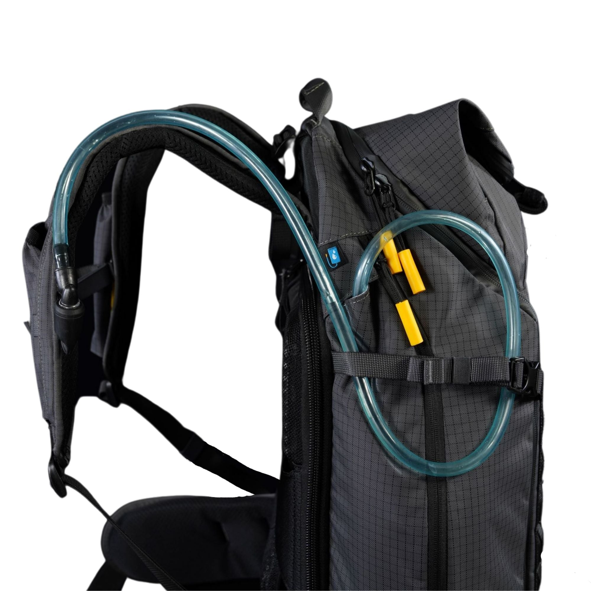 Grauer Rucksack mit Trinkschlauch und gelben Kappen.