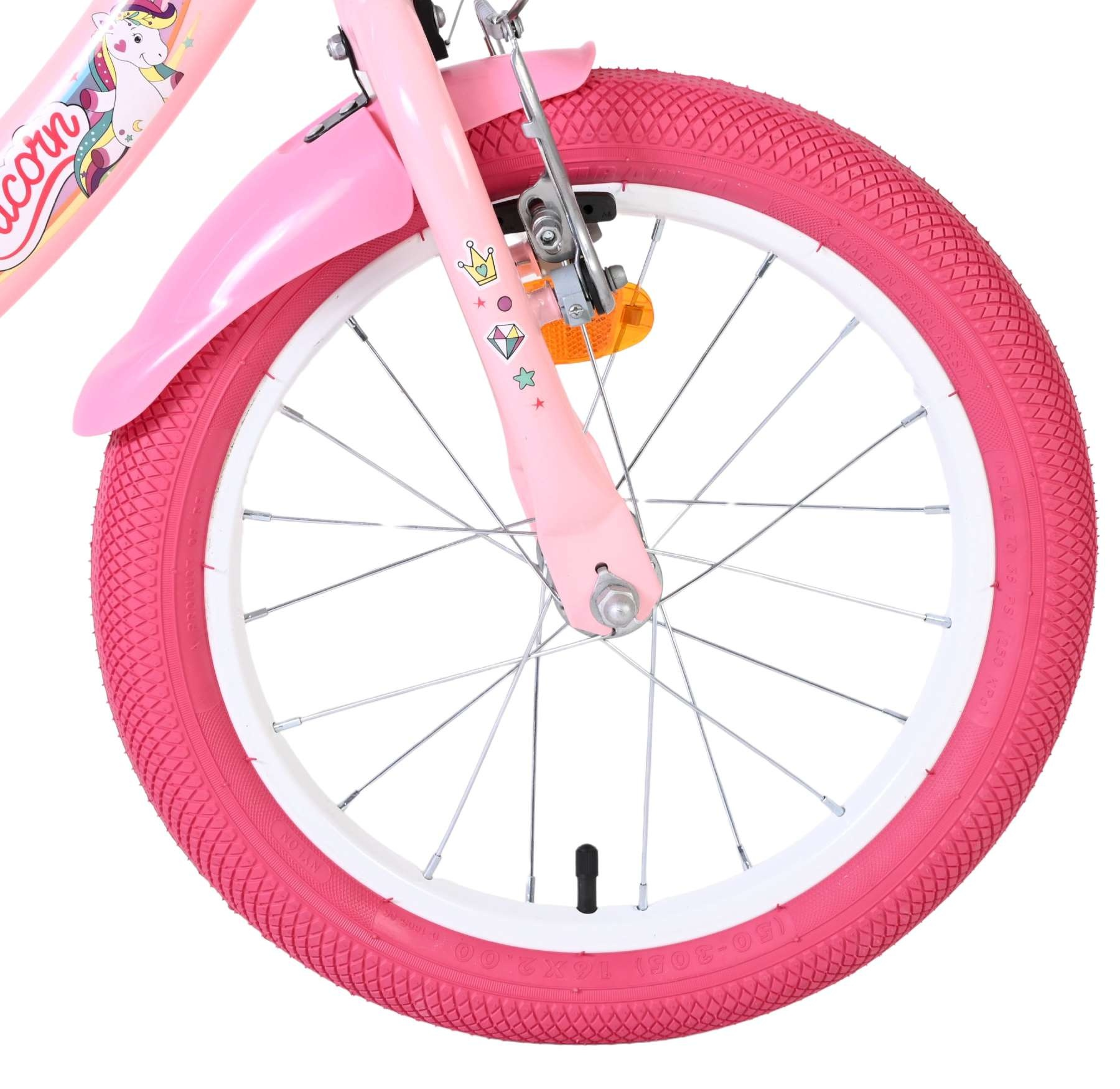 Rosa Fahrradfelge mit Einhorn-Aufkleber. Nahaufnahme.