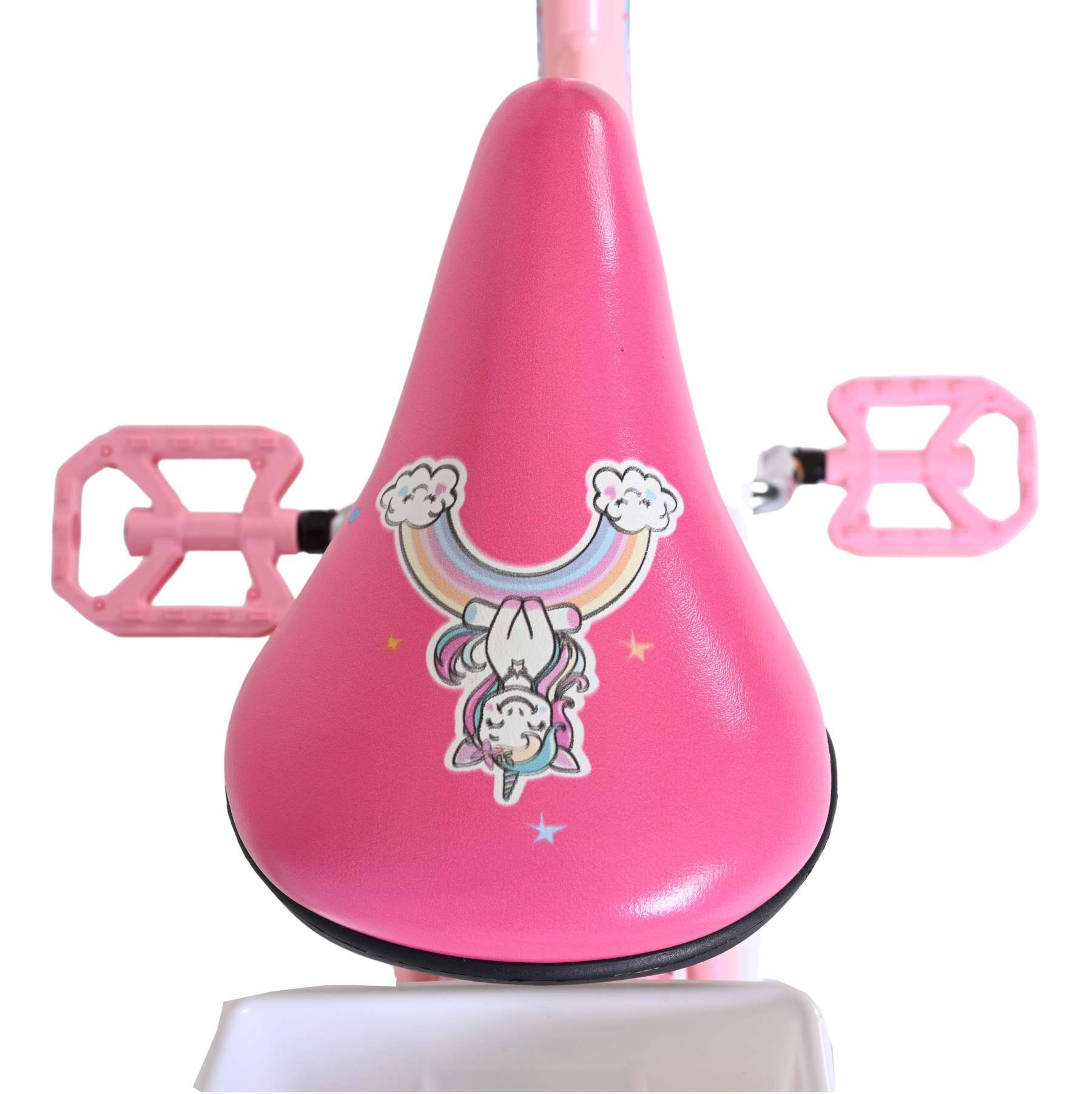 Rosa Fahrradsattel mit Einhorn- und Regenbogenaufkleber, daneben rosa Pedale.