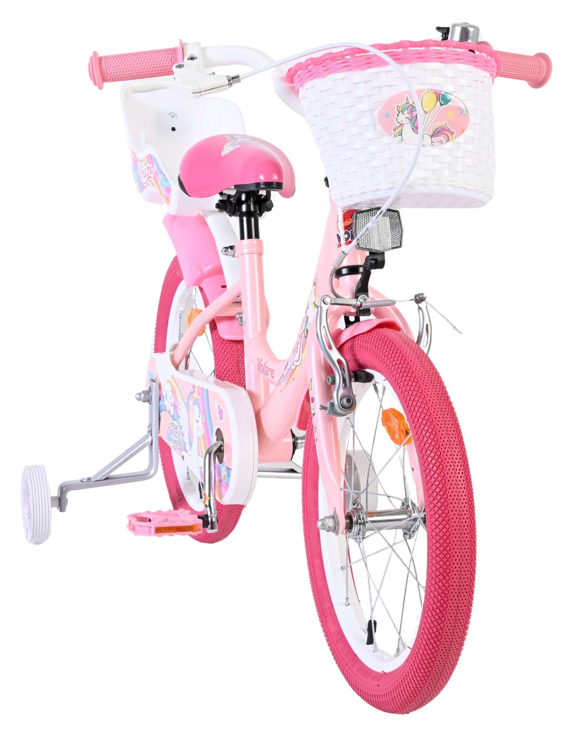 Ein rosa Kinderfahrrad mit Stützrädern, einem weißen Korb und Einhornmotiven.