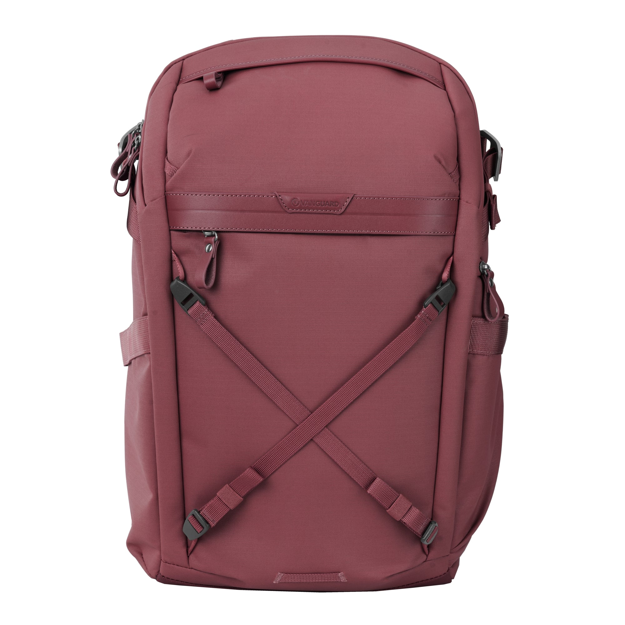 Ein burgunderroter Rucksack mit schwarzen Schnallen und Kreuzgurten.