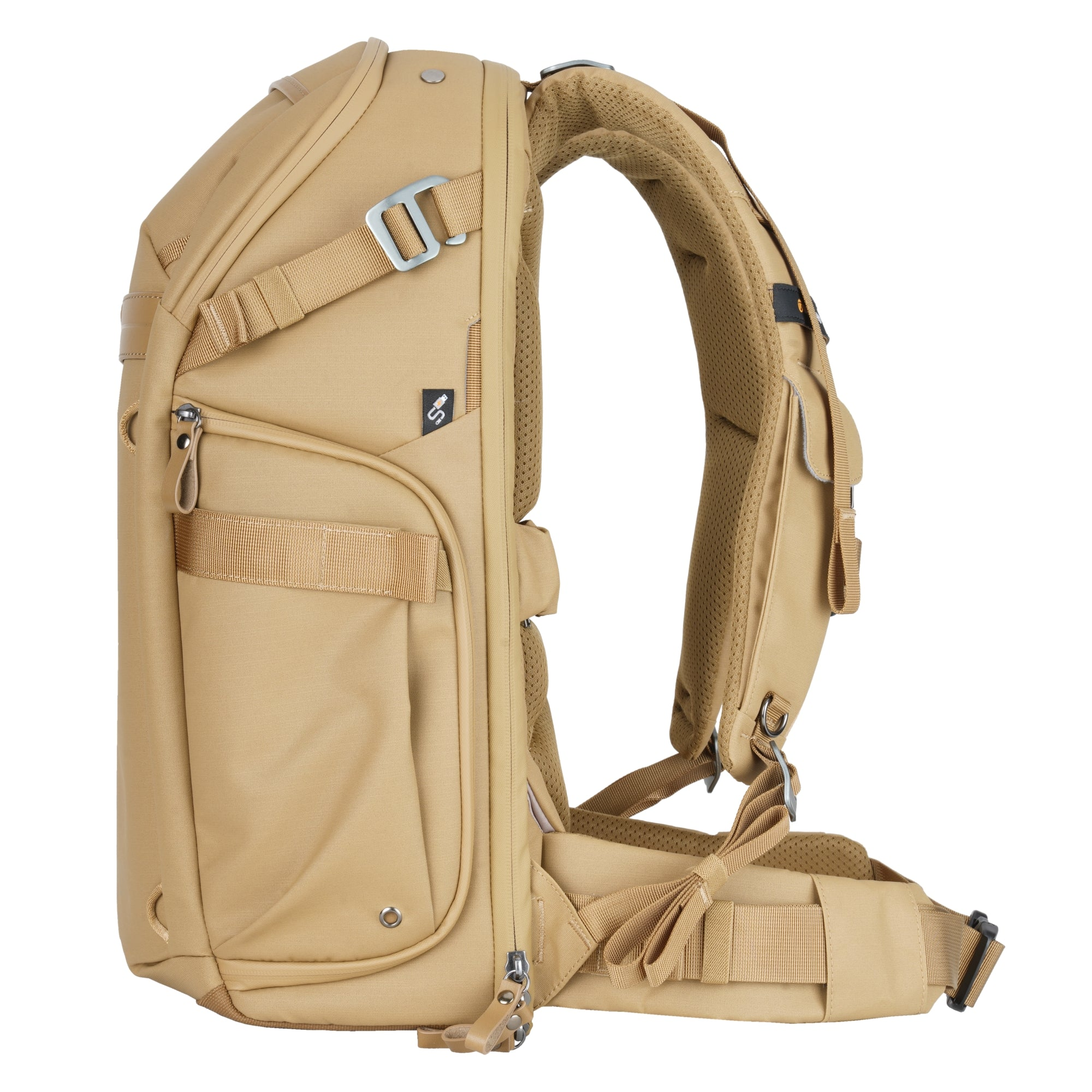 Vista lateral de una mochila beige con correas y hebillas, aislada sobre fondo blanco.