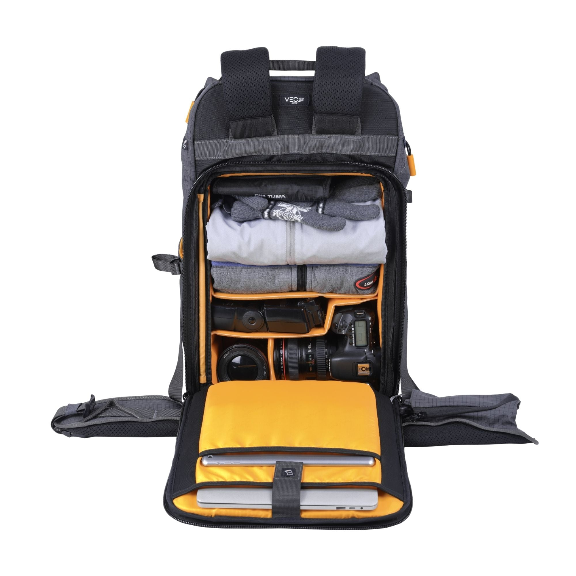 Mochila gris con compartimento abierto, llena de ropa, cámaras y portátiles.
