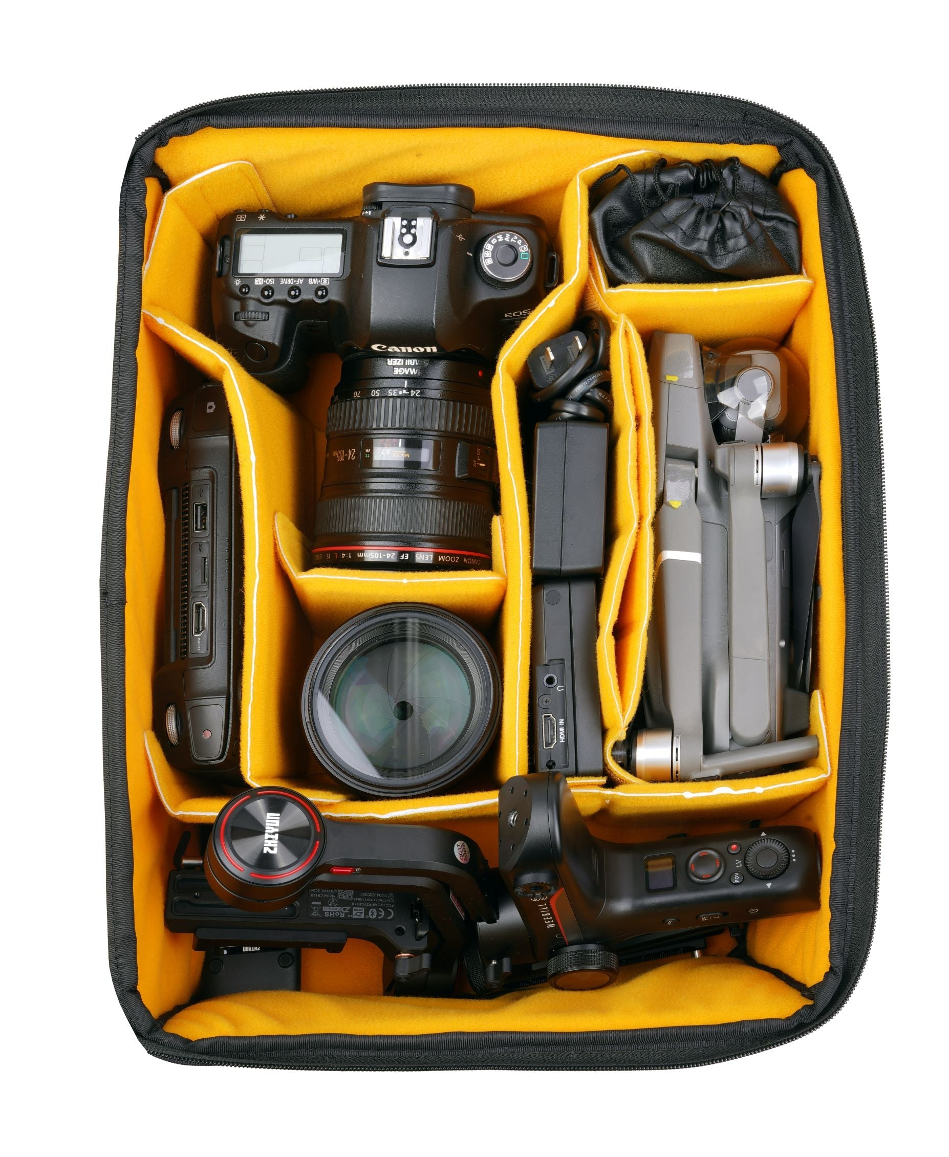 Una bolsa de cámara con forro amarillo, llena de cámara, lentes, dron y gimbal.