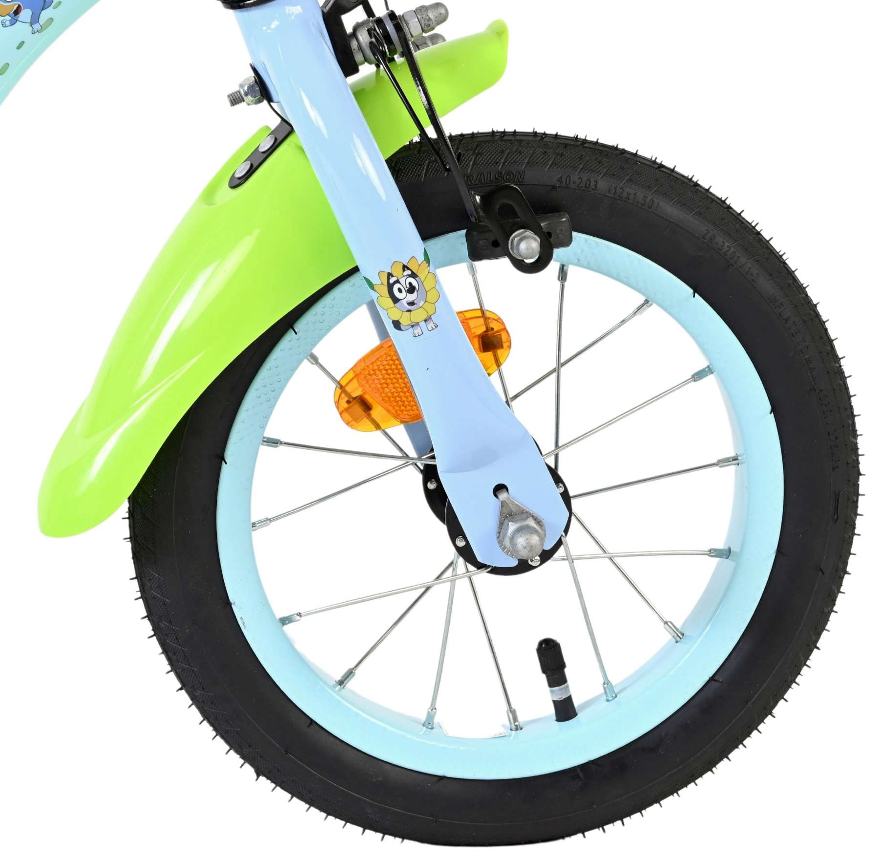 Ein Kinderfahrrad mit hellgrünem Schutzblech, blauem Rahmen und einem Aufkleber einer Sonnenblume.