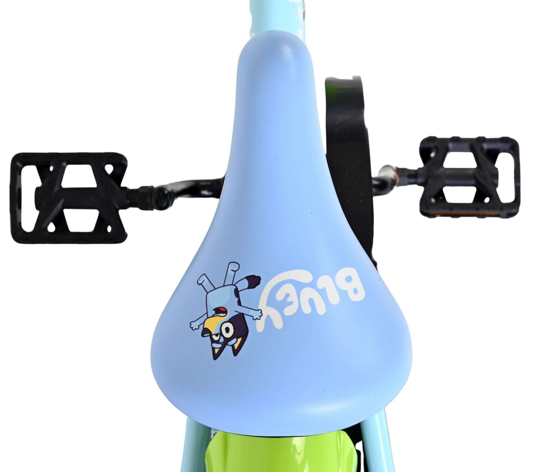 Hellblaues Fahrradsitz mit Bluey-Aufdruck und schwarzen Pedalen.