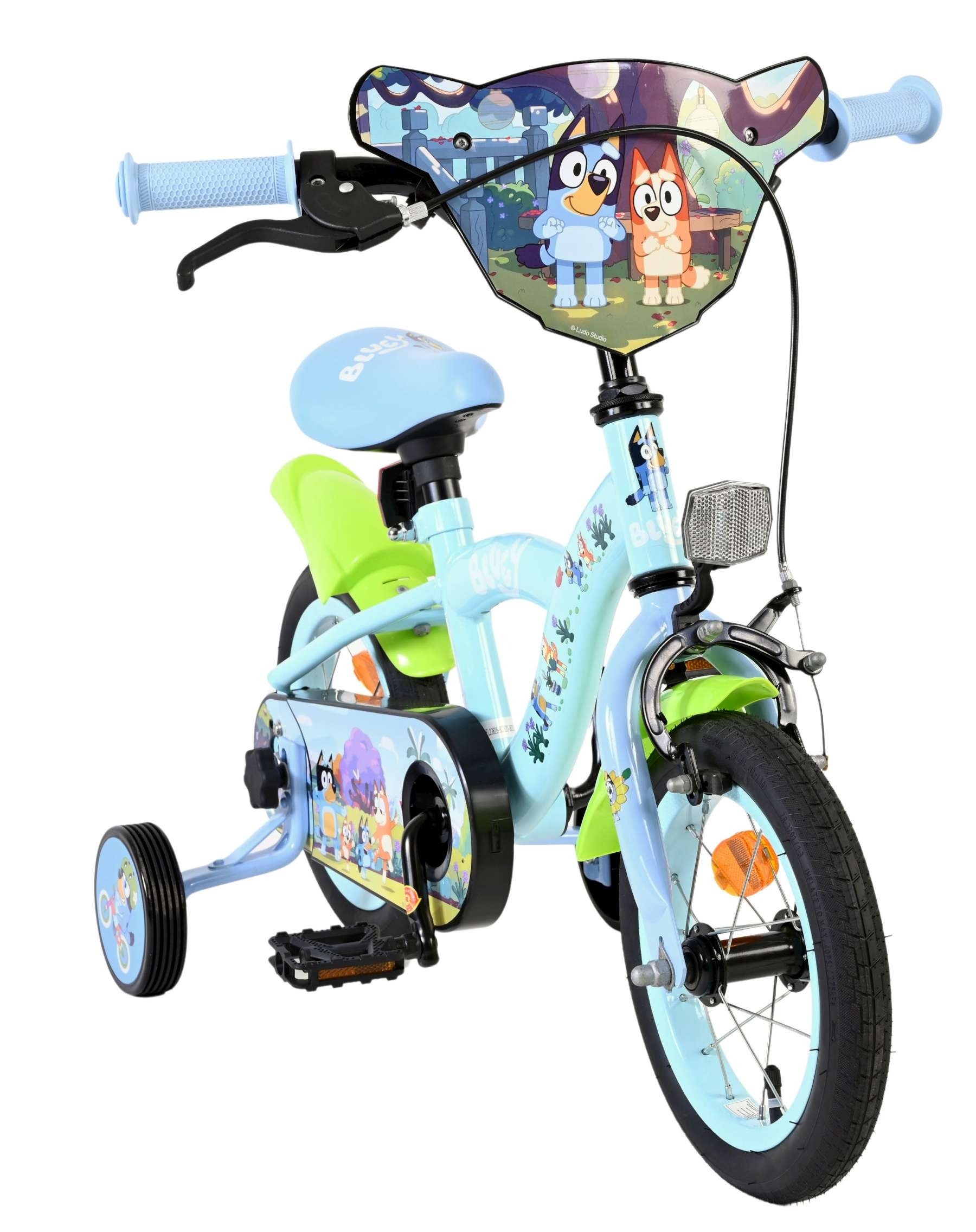 Hellblaues Kinderfahrrad mit Stützrädern, Bluey-Motiv und grünen Akzenten.