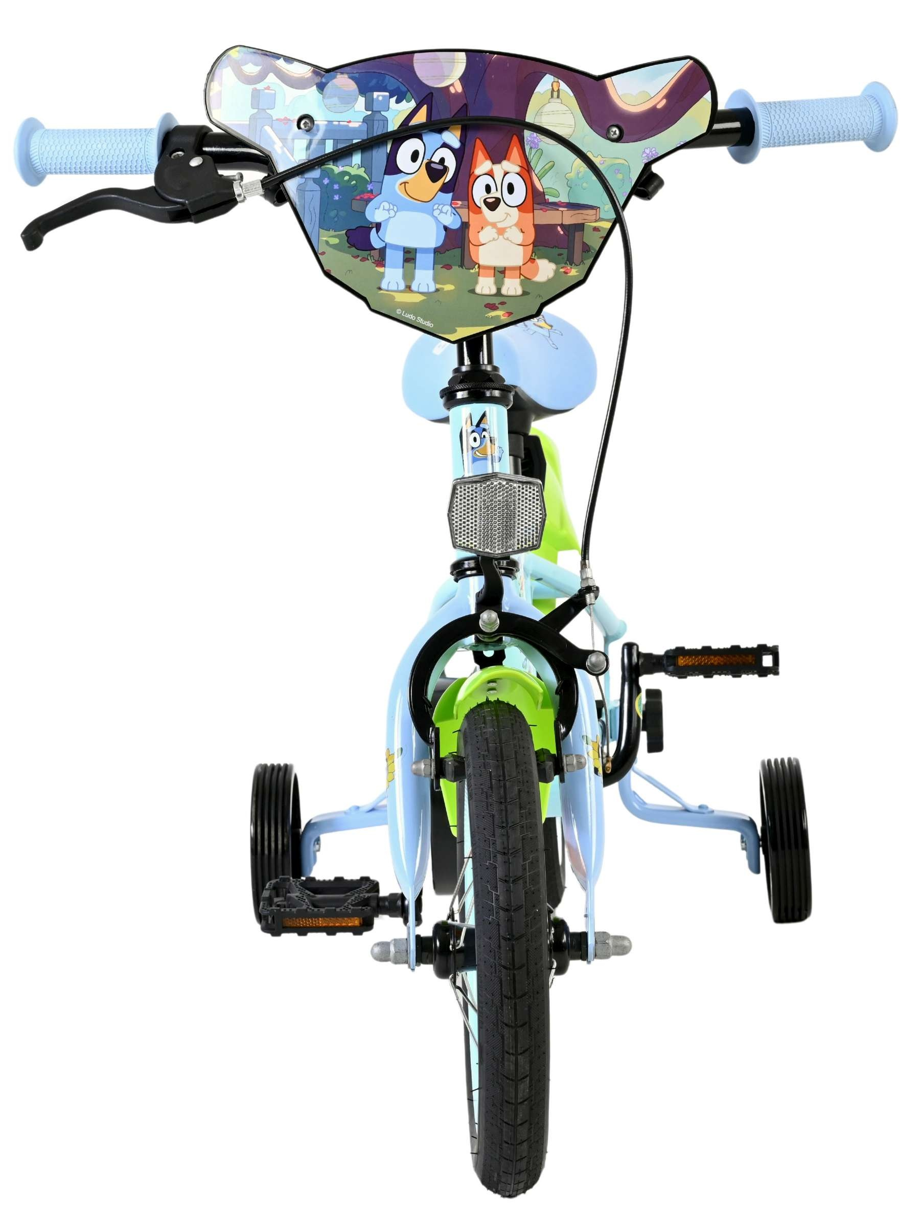 Ein blaues Kinderfahrrad mit Stützrädern und Bluey-Motiv auf dem Lenker.